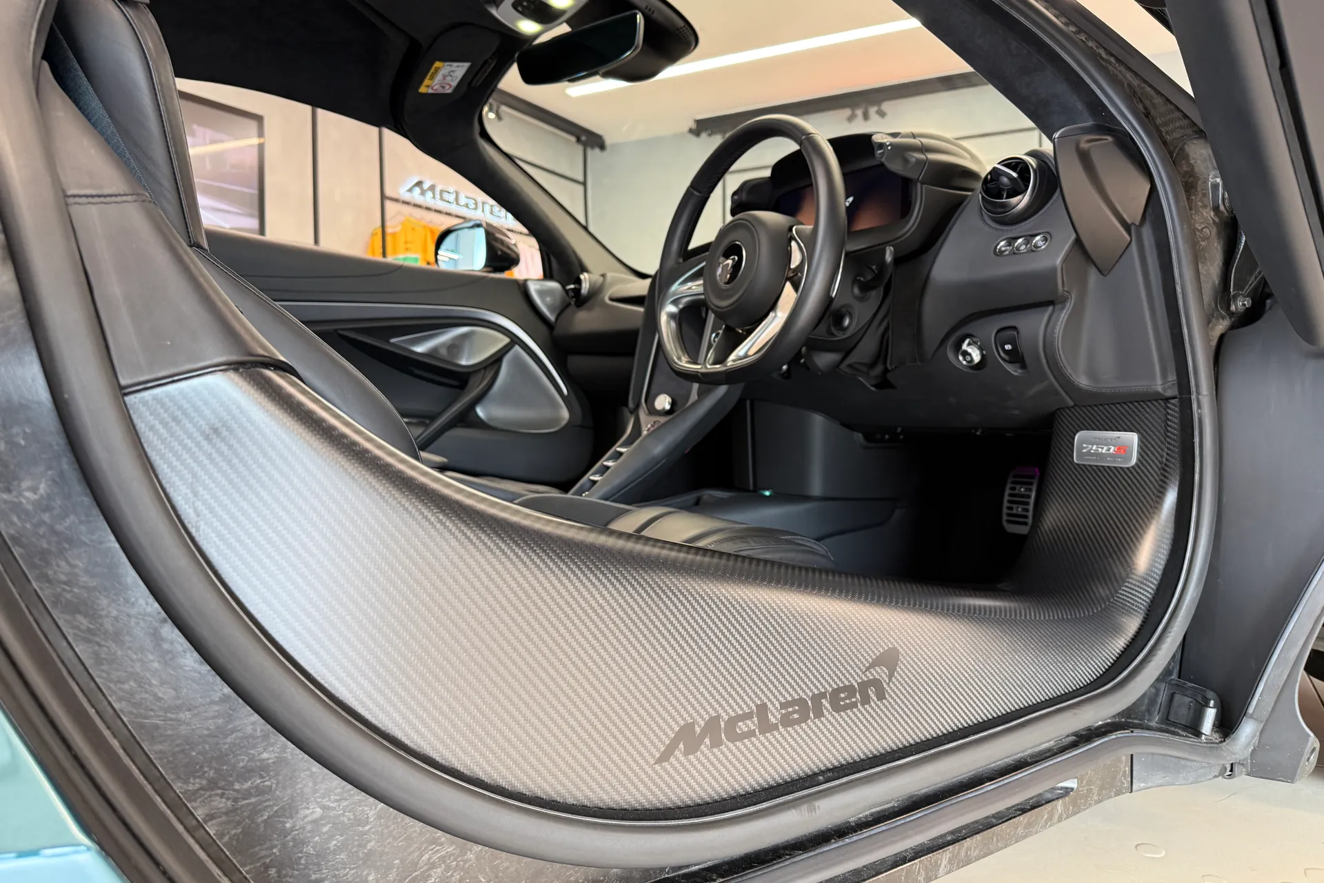 McLaren 750S thumbnail image number 6