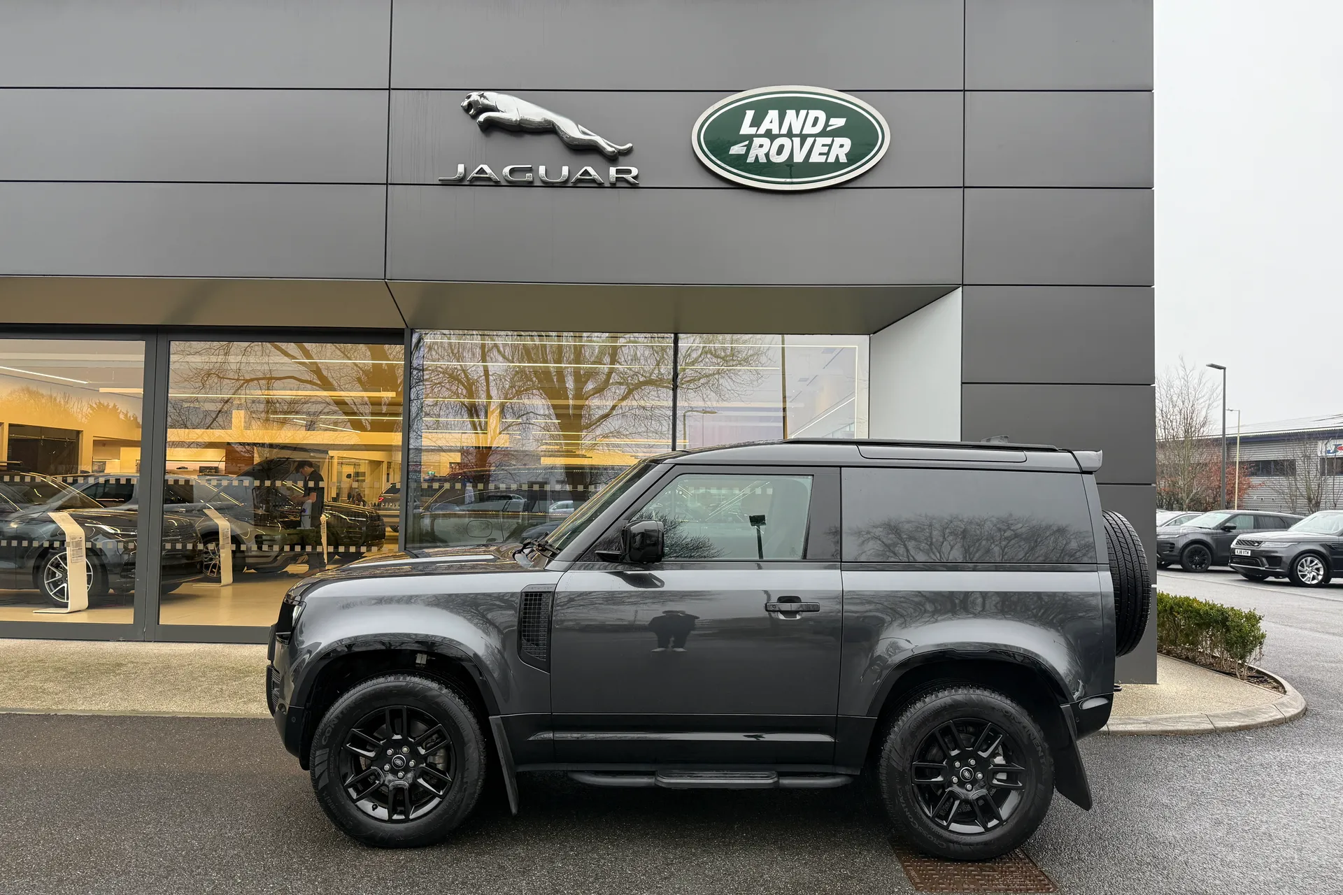 LAND ROVER DEFENDER thumbnail image number 2