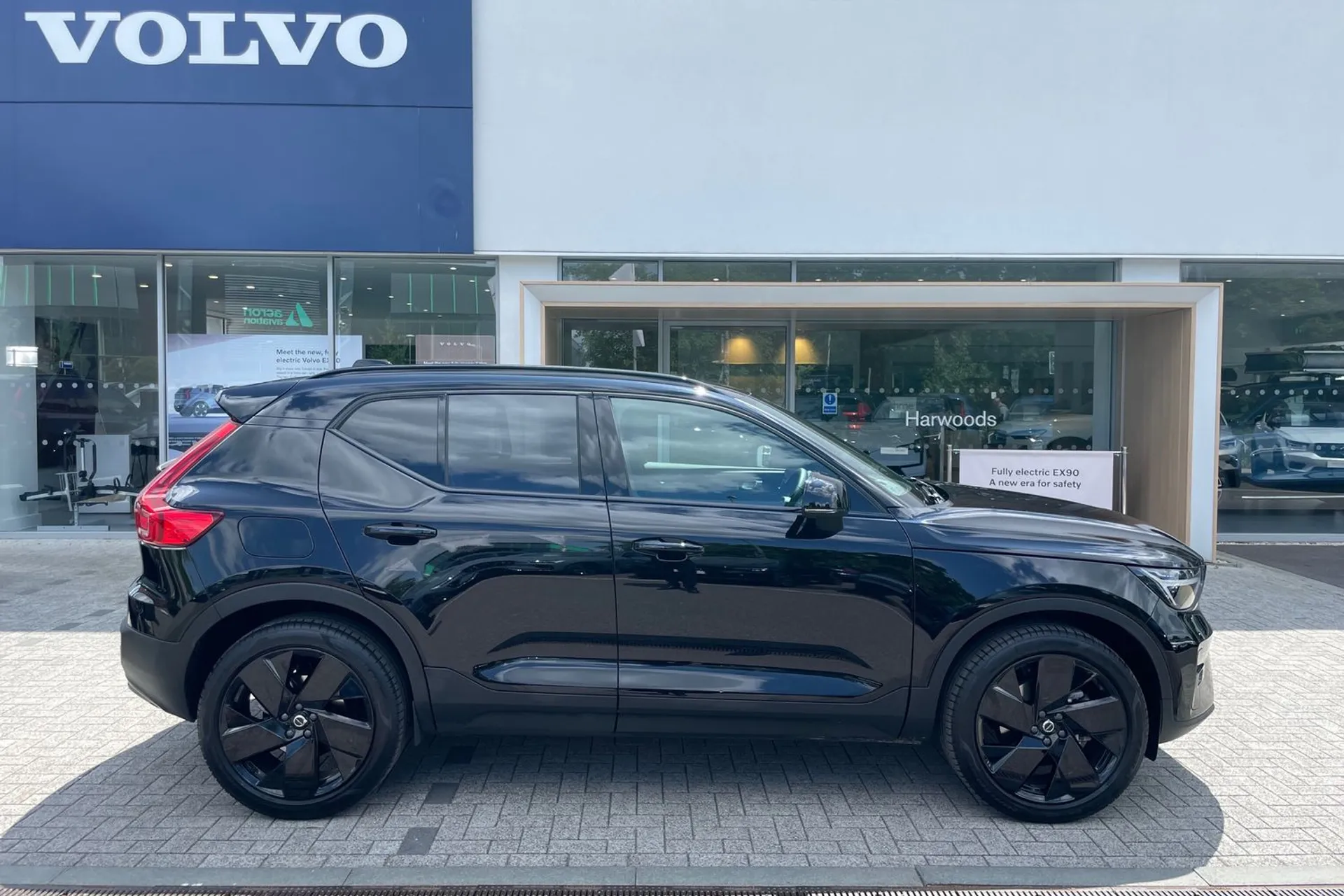 Volvo XC40 thumbnail image number 2