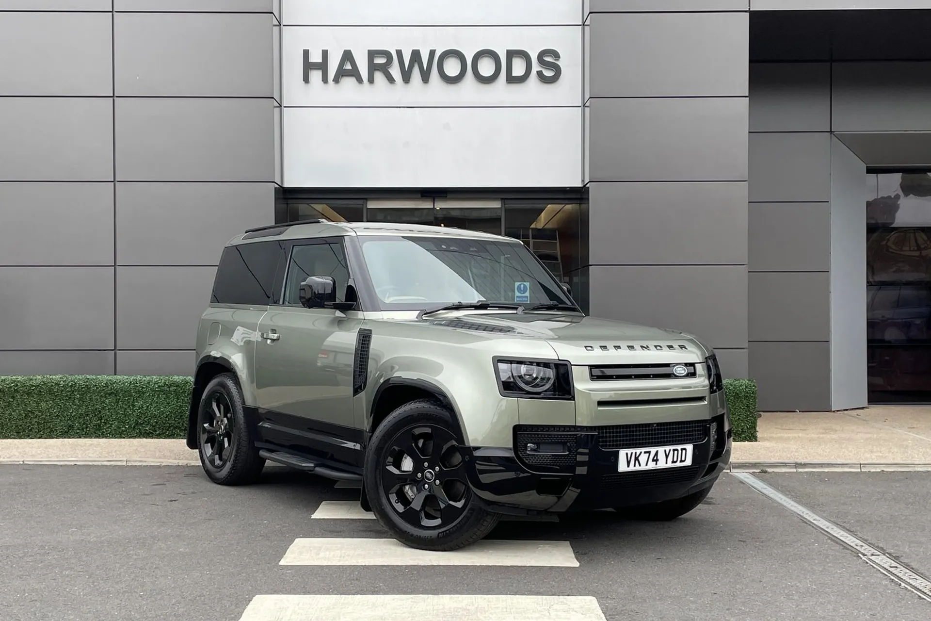 LAND ROVER DEFENDER focused image