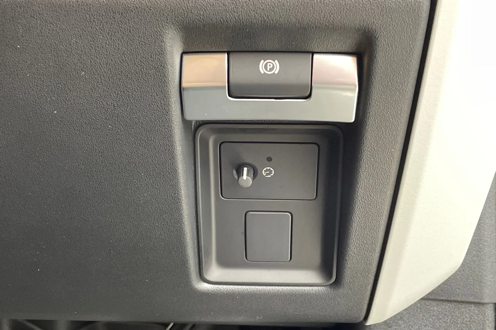 LAND ROVER DEFENDER thumbnail image number 64