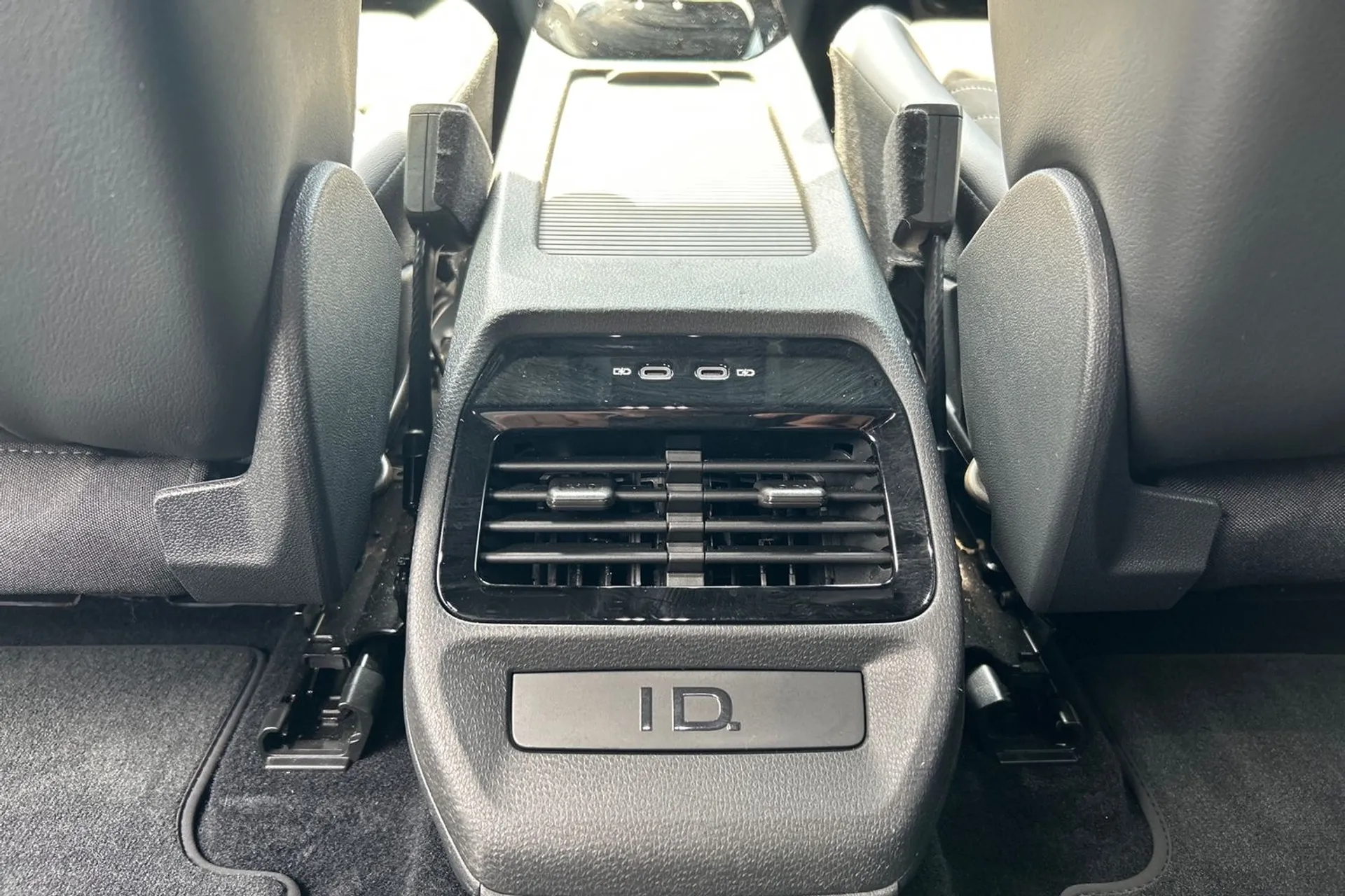 VOLKSWAGEN ID.4 thumbnail image number 25
