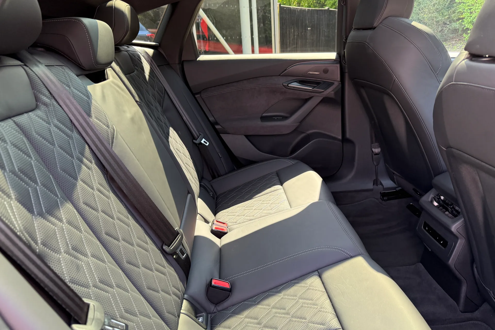 Audi A6 thumbnail image number 32