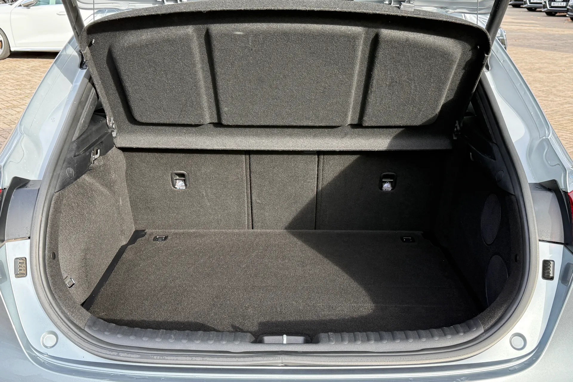 KIA XCEED thumbnail image number 37