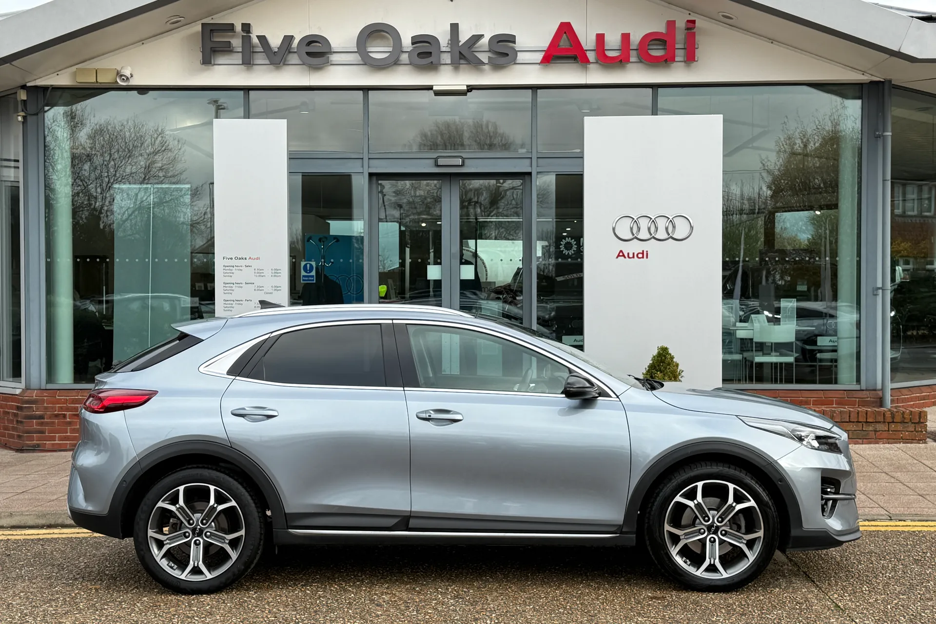 KIA XCEED thumbnail image number 2