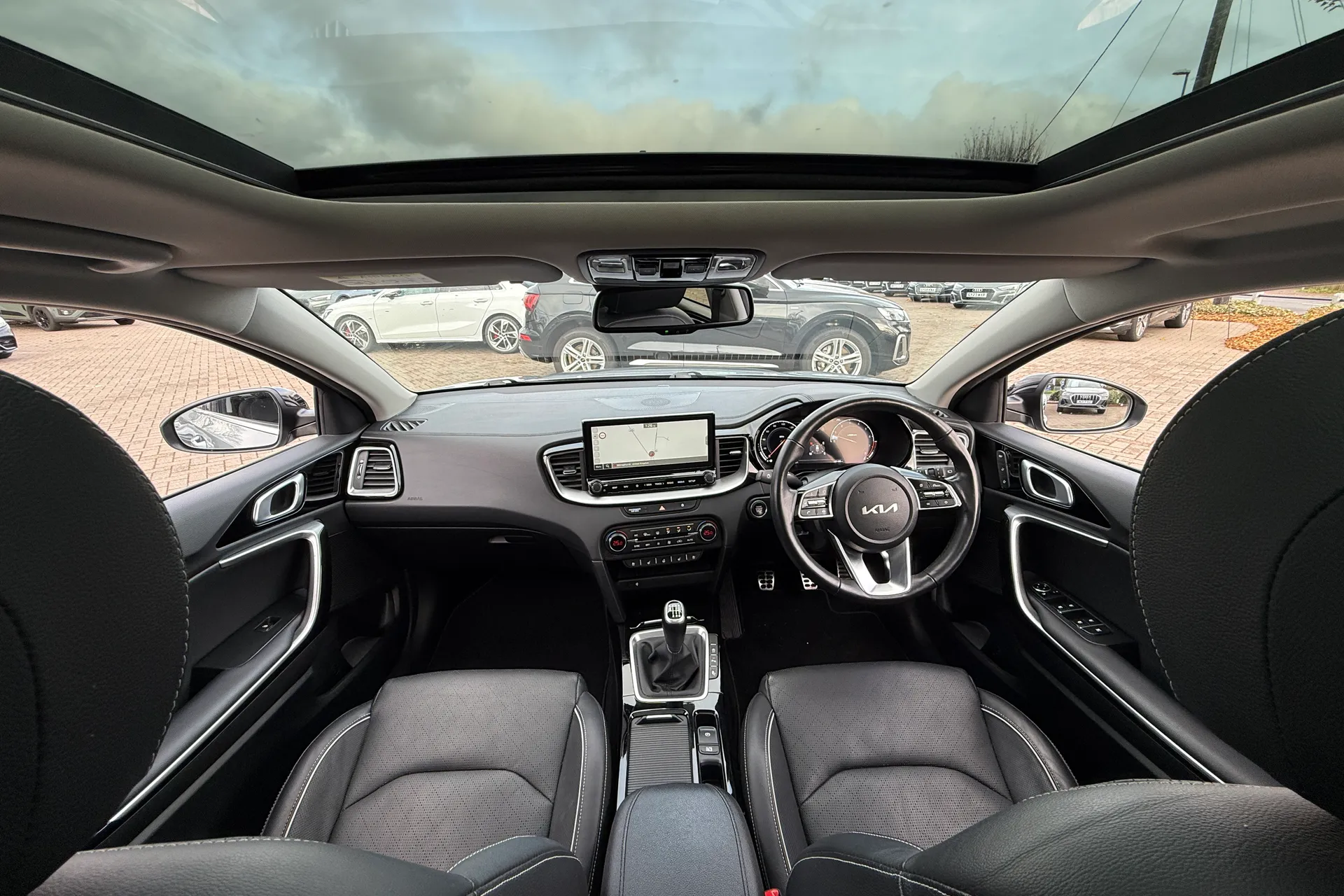 KIA XCEED thumbnail image number 3