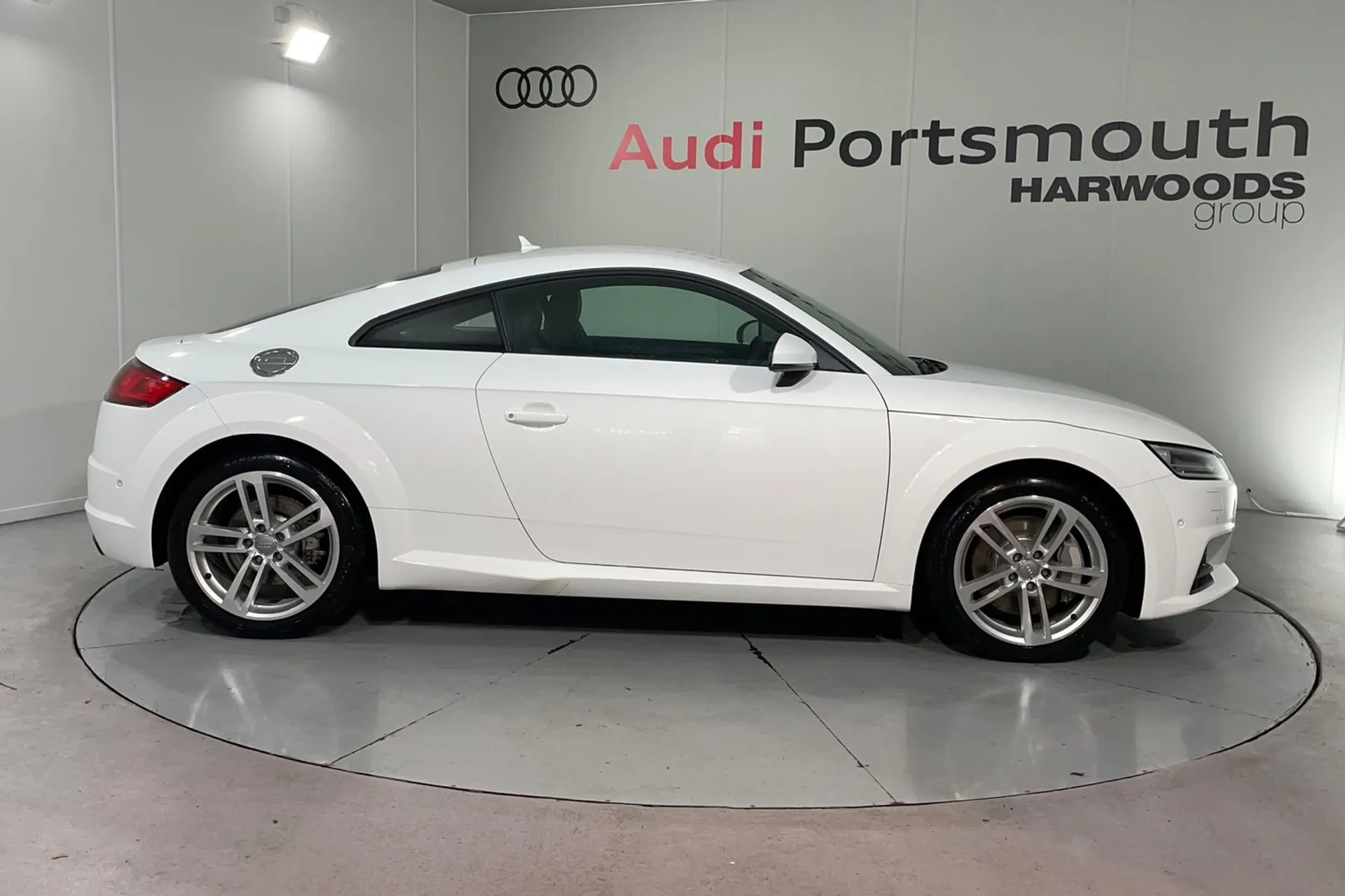 Audi TT thumbnail image number 2