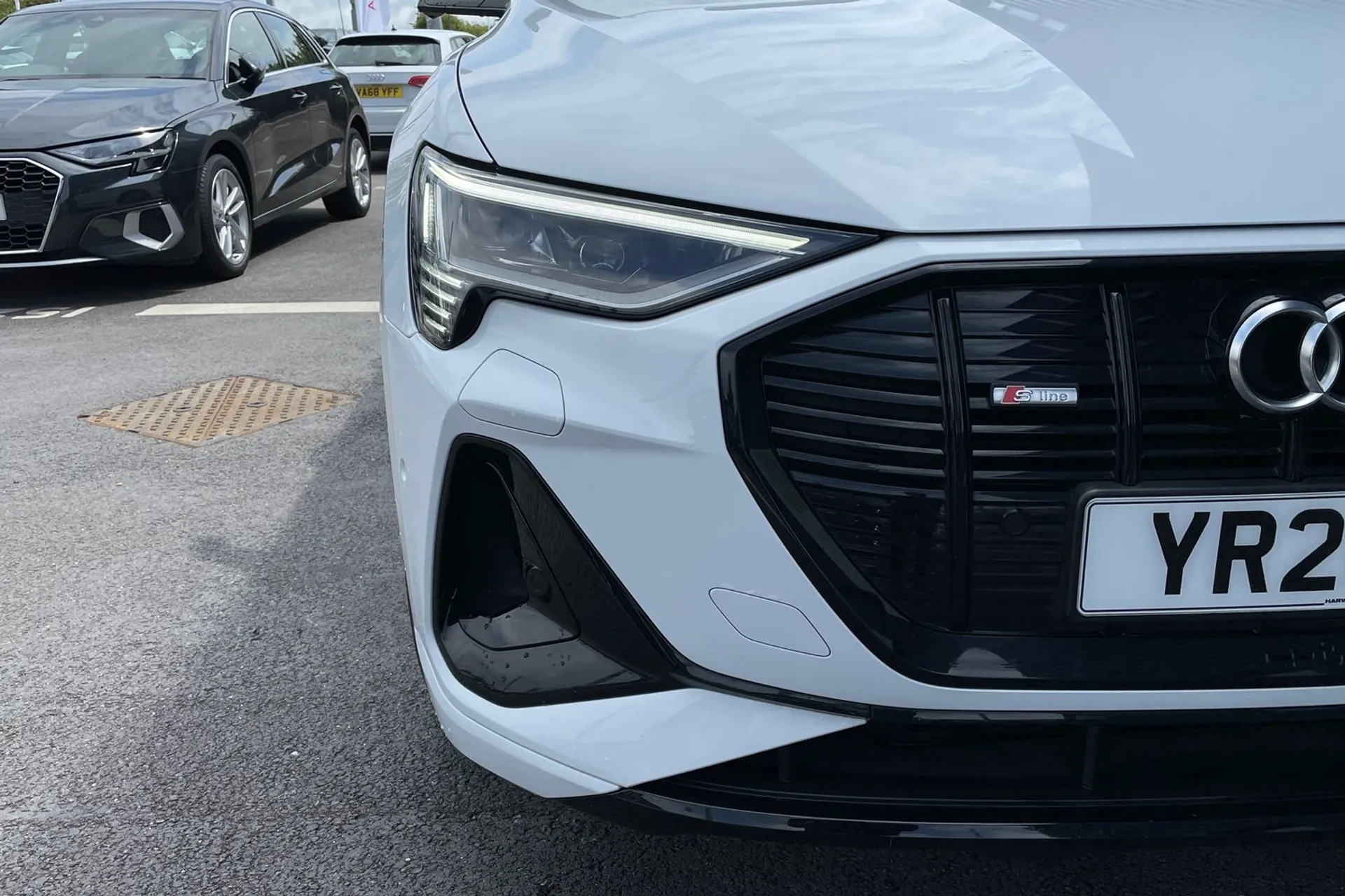 Audi e-tron thumbnail image number 18