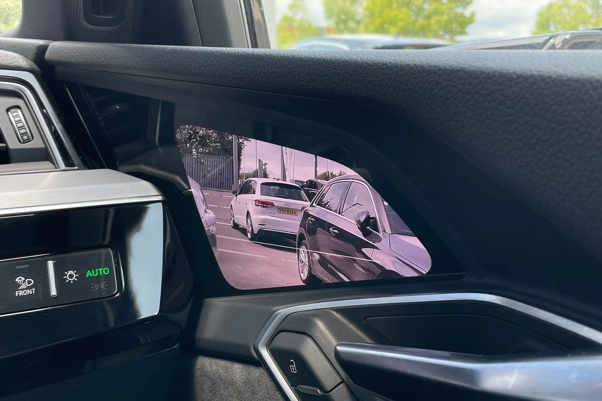Audi e-tron thumbnail image number 42