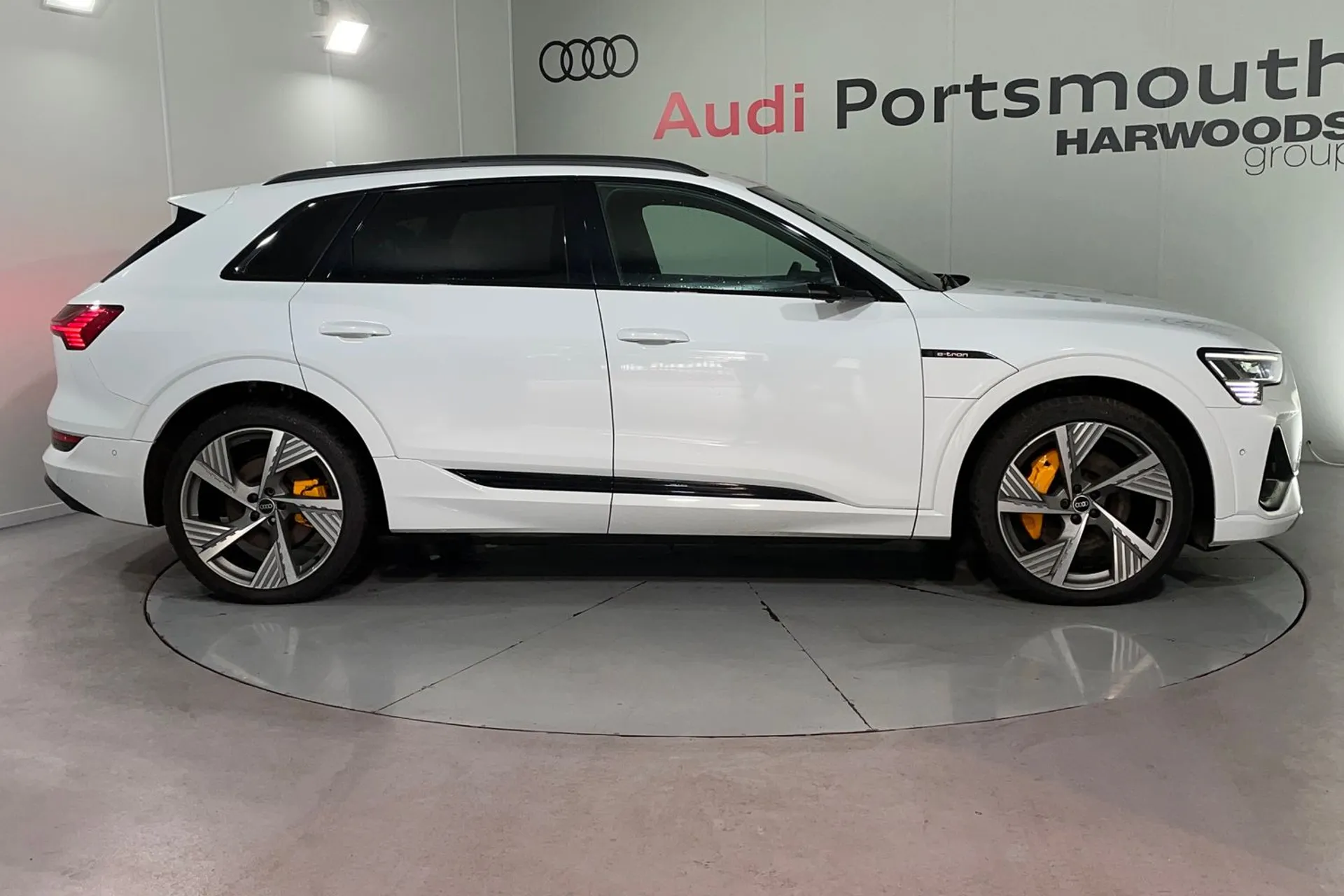 Audi e-tron thumbnail image number 2