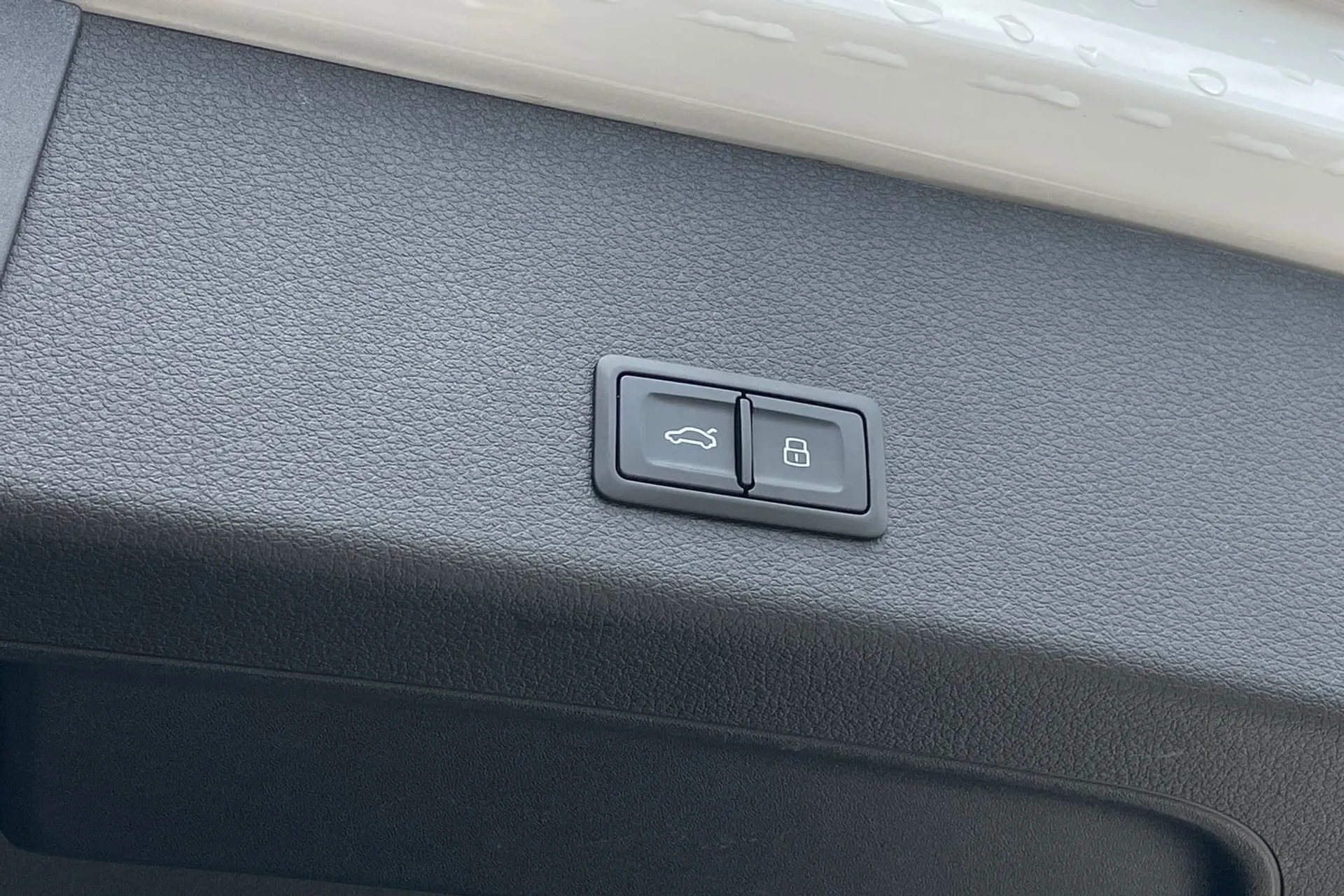 Audi e-tron thumbnail image number 21