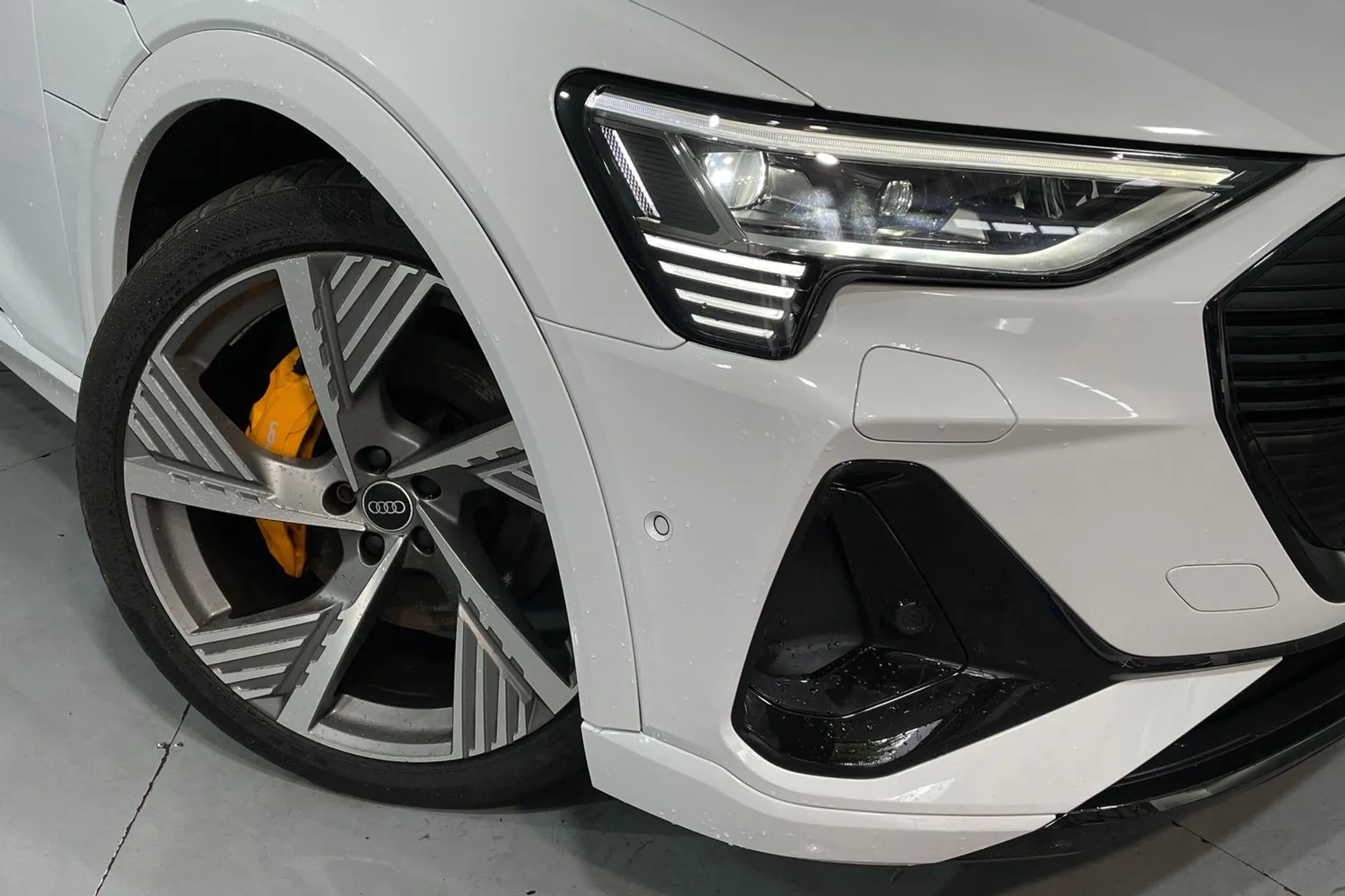 Audi e-tron thumbnail image number 6