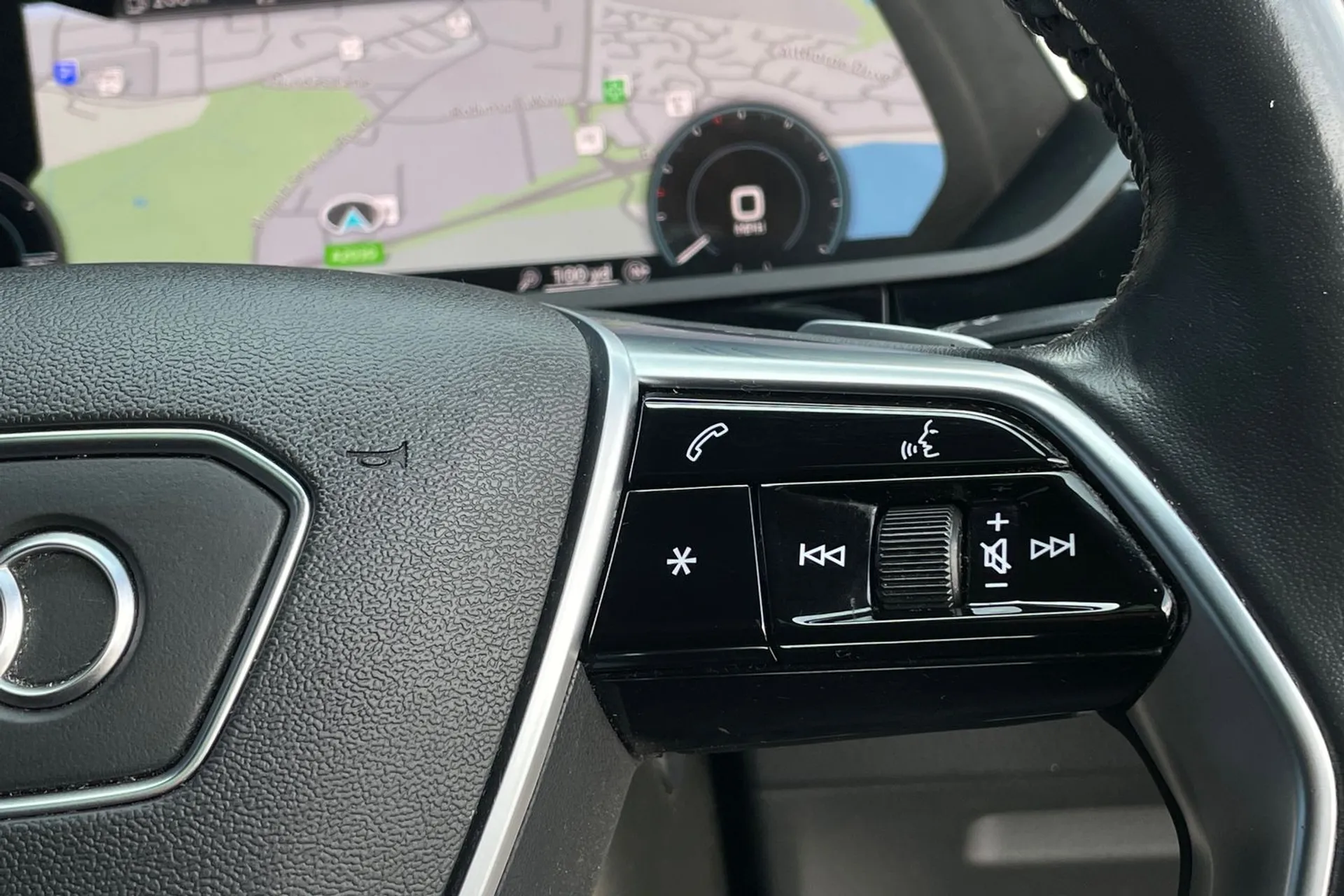 Audi e-tron thumbnail image number 40
