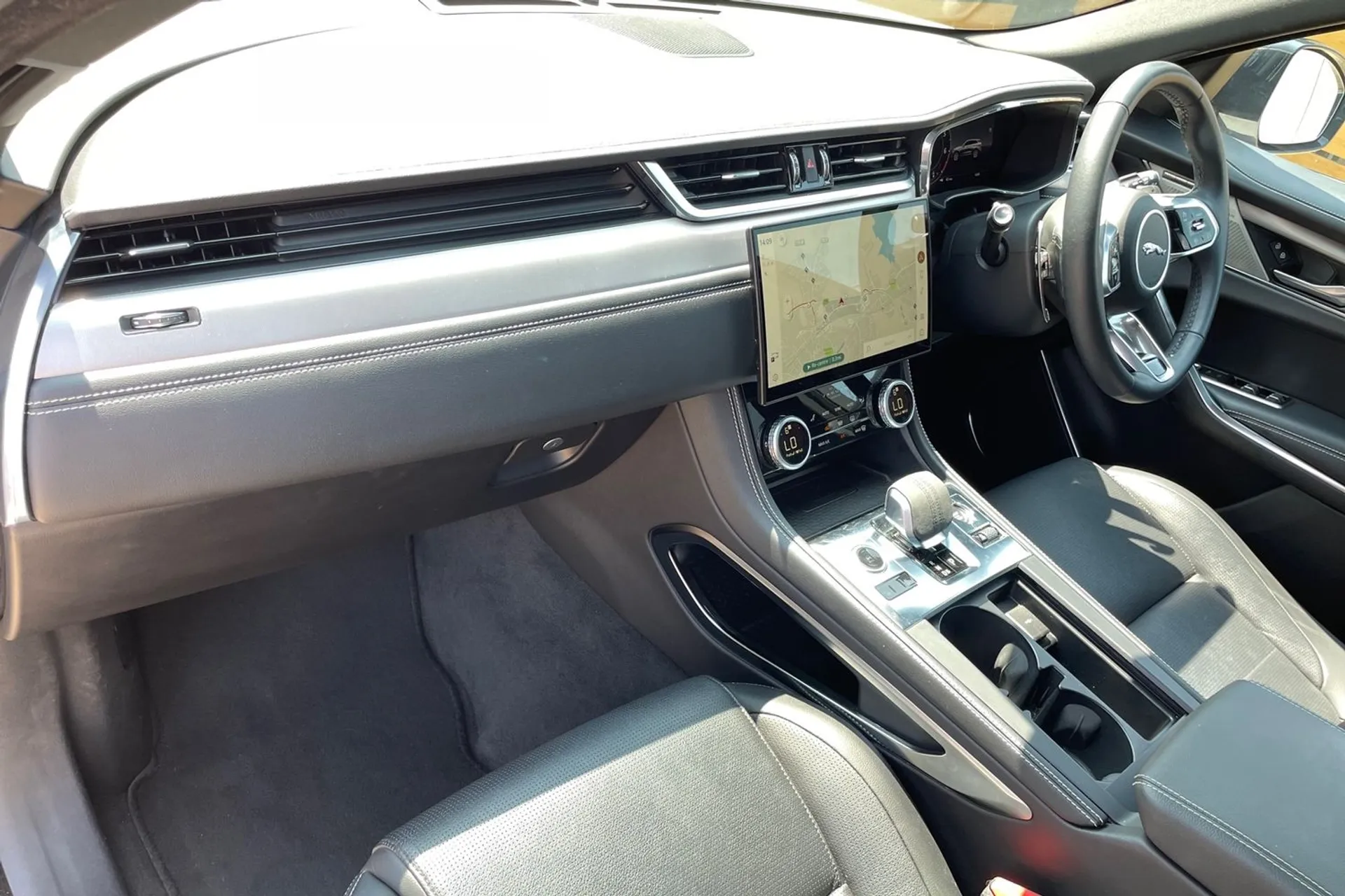 Jaguar F-PACE thumbnail image number 29