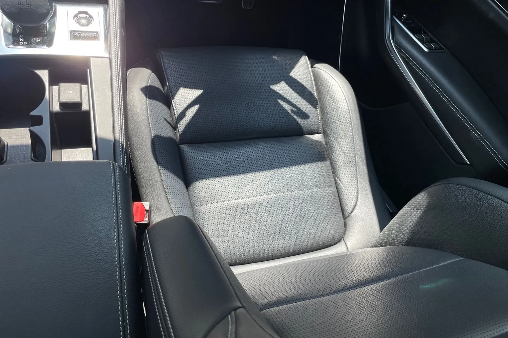 Jaguar F-PACE thumbnail image number 35