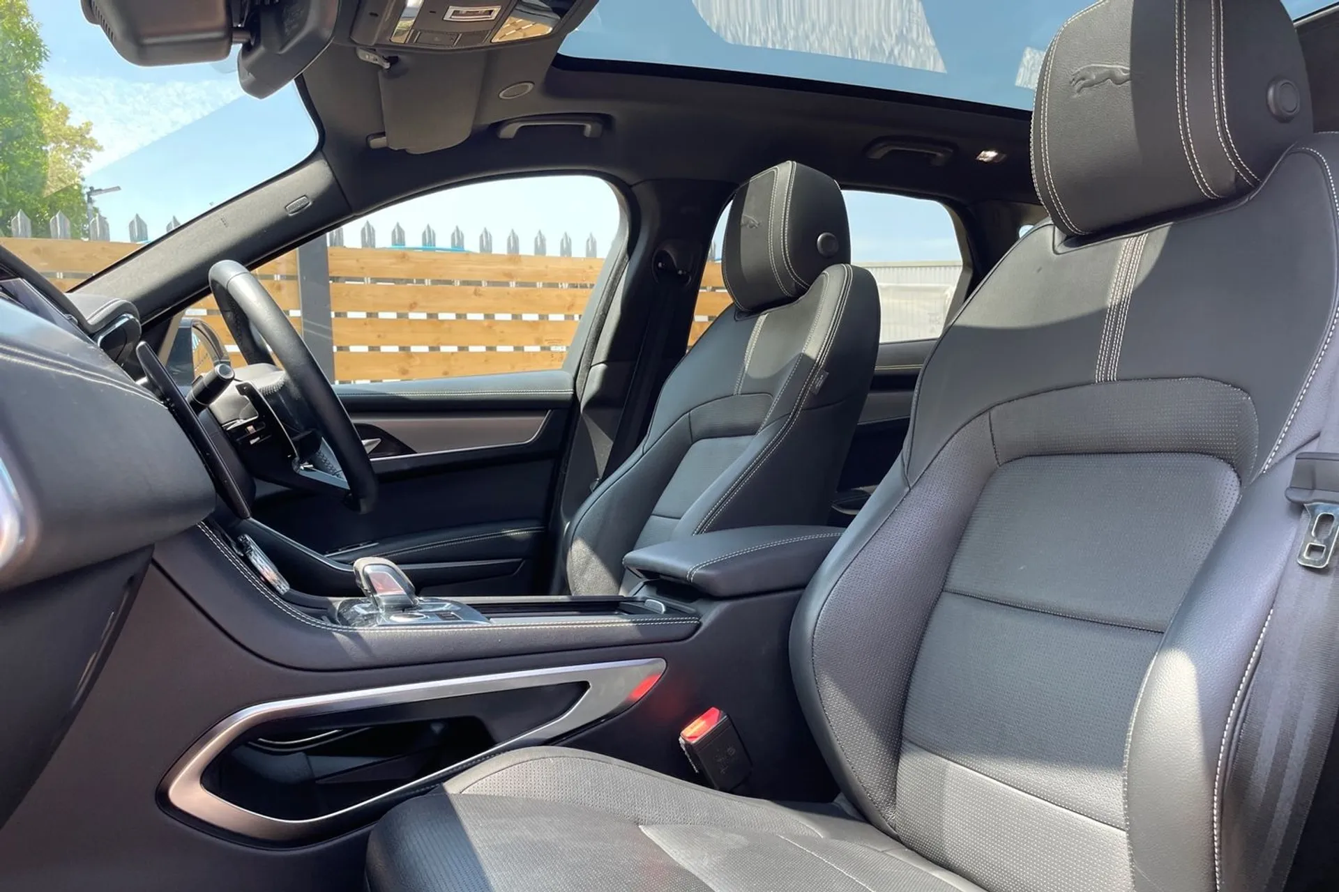Jaguar F-PACE thumbnail image number 30