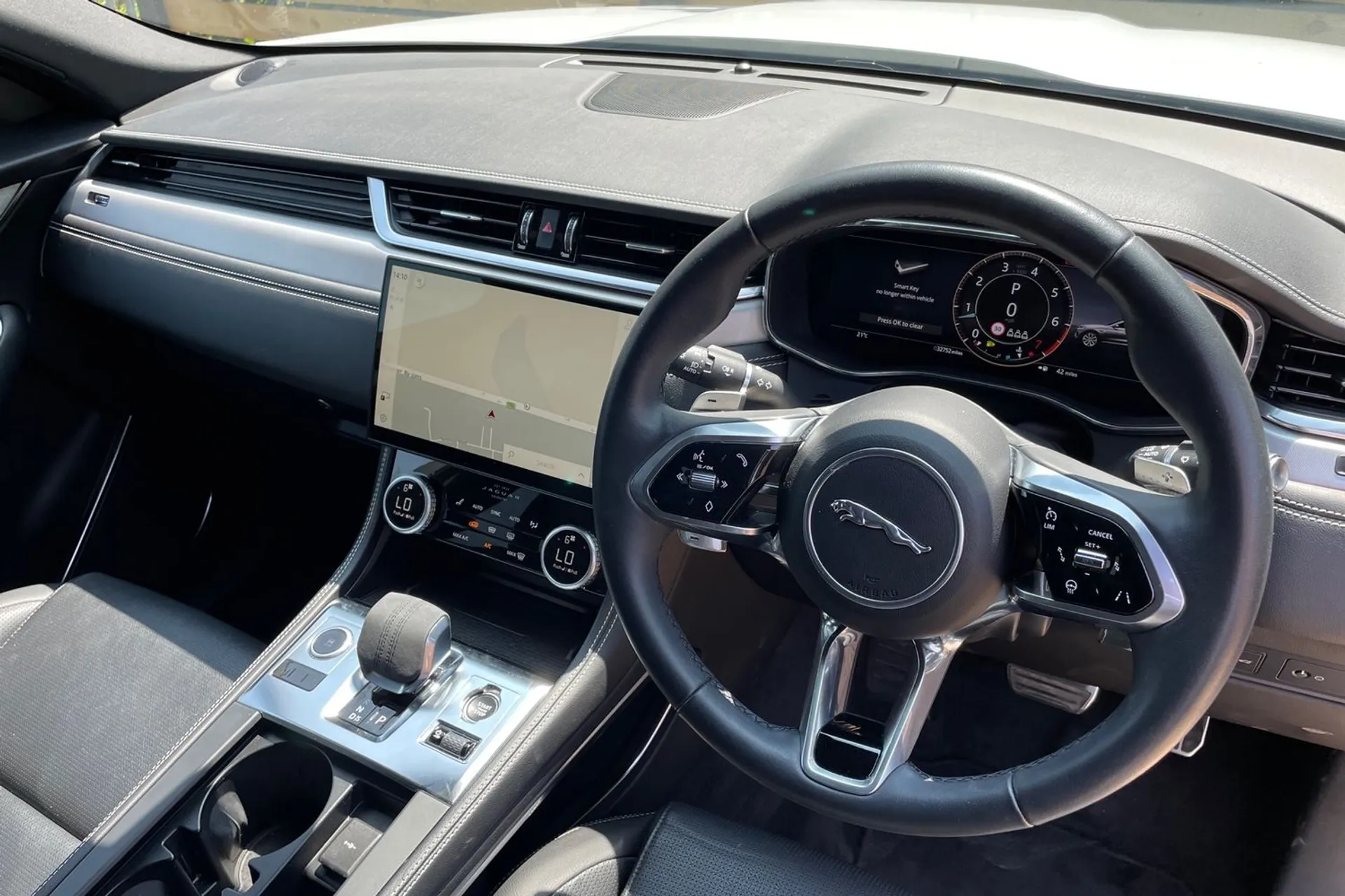 Jaguar F-PACE thumbnail image number 28