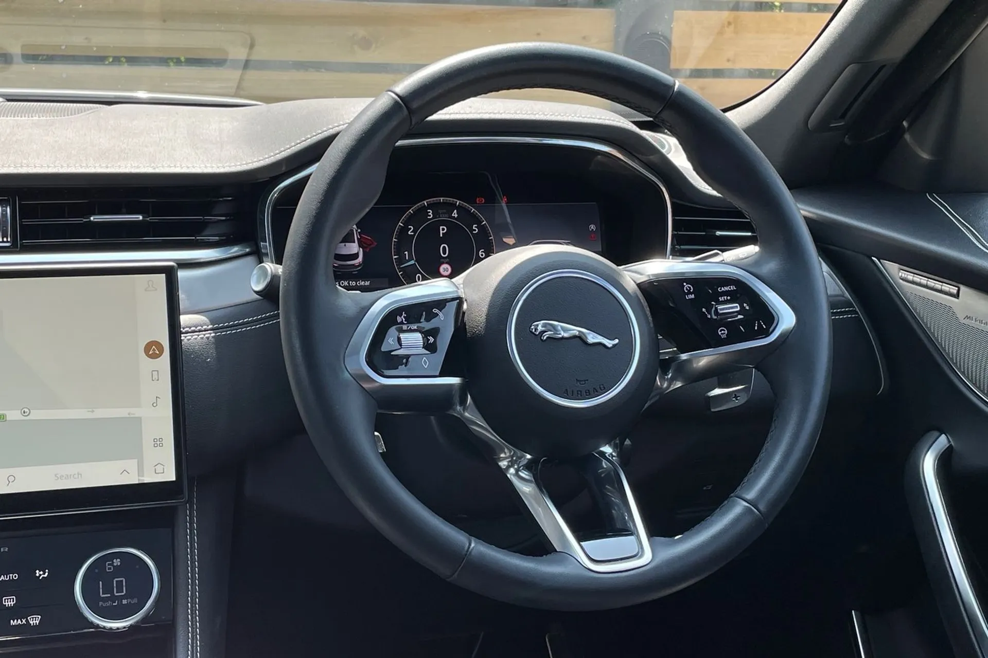 Jaguar F-PACE thumbnail image number 36