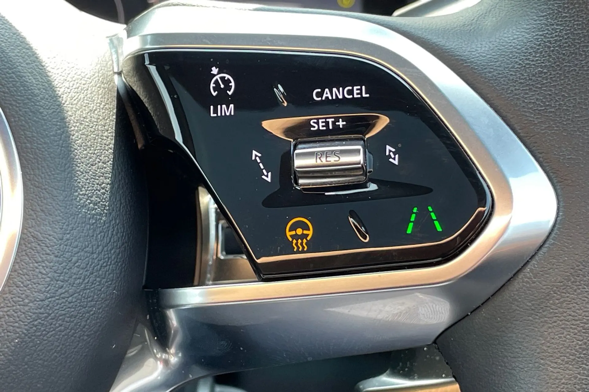 Jaguar F-PACE thumbnail image number 39
