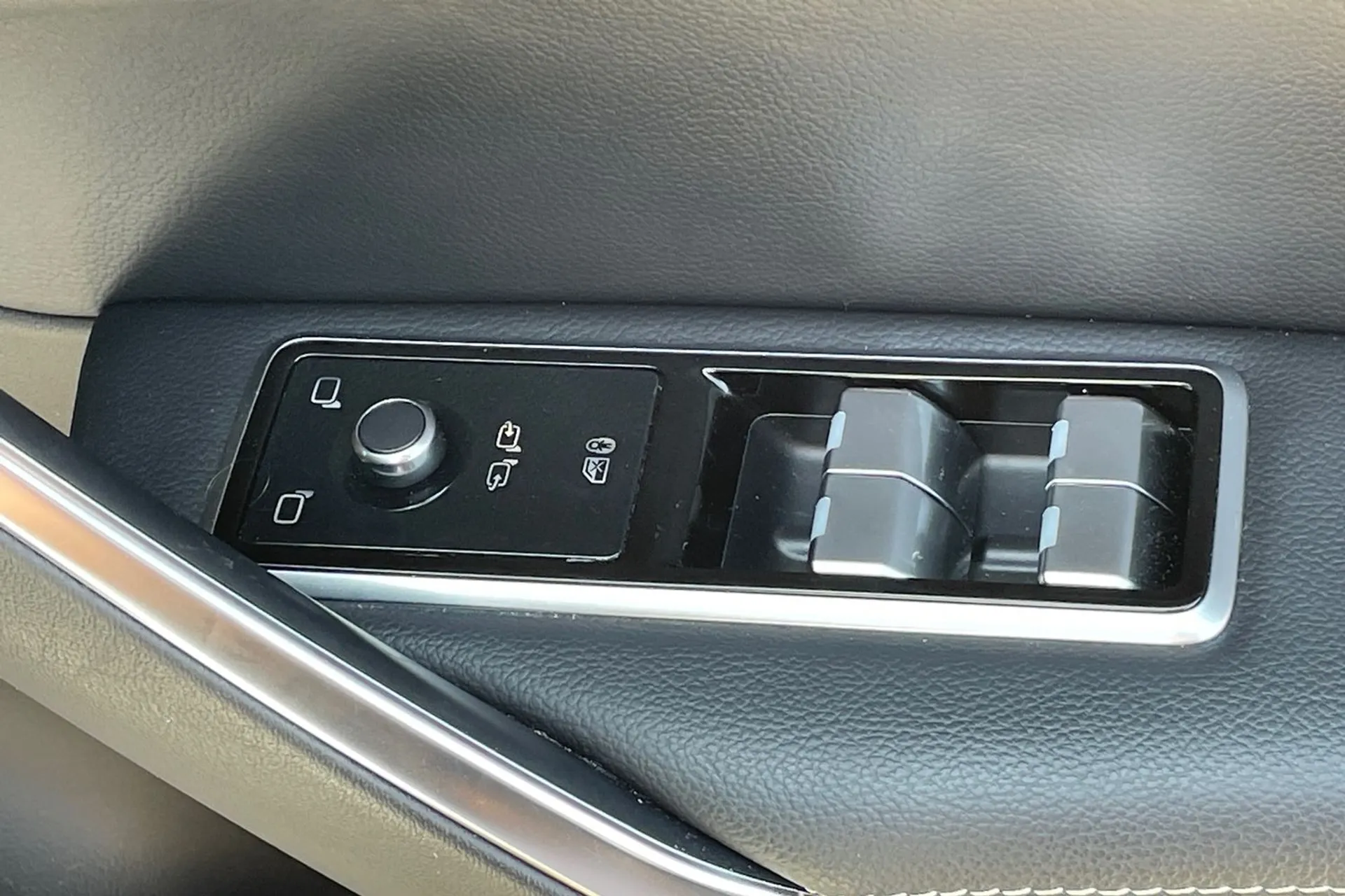 Jaguar F-PACE thumbnail image number 44