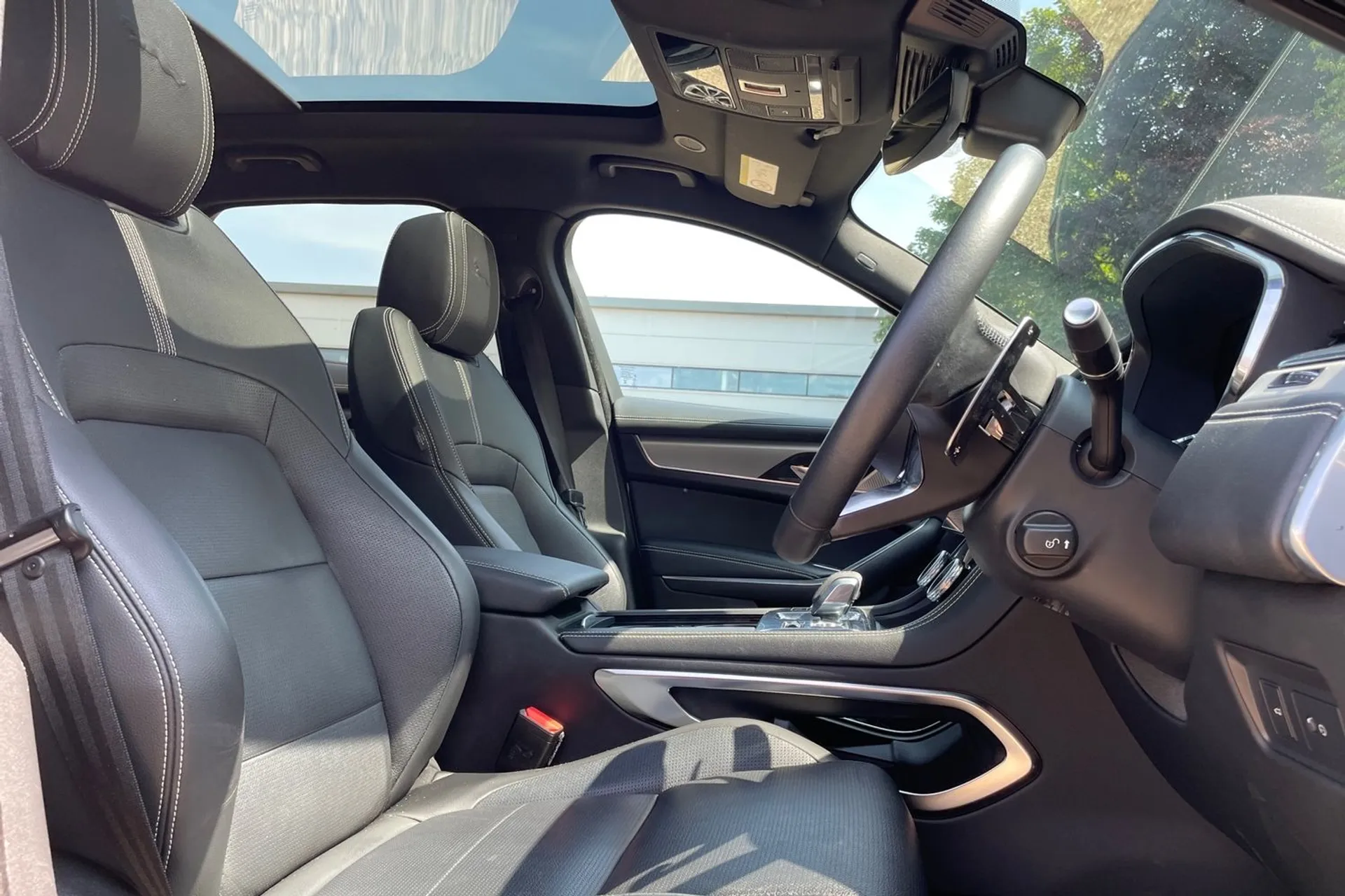 Jaguar F-PACE thumbnail image number 27