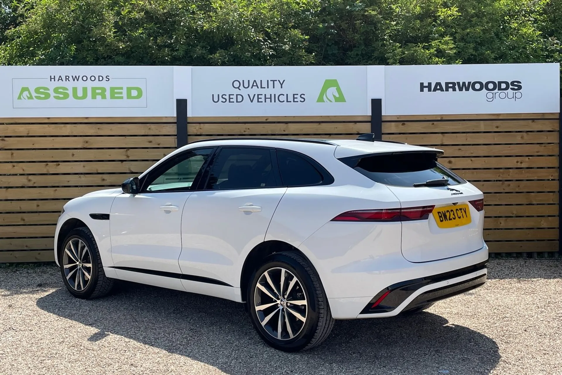 Jaguar F-PACE thumbnail image number 10