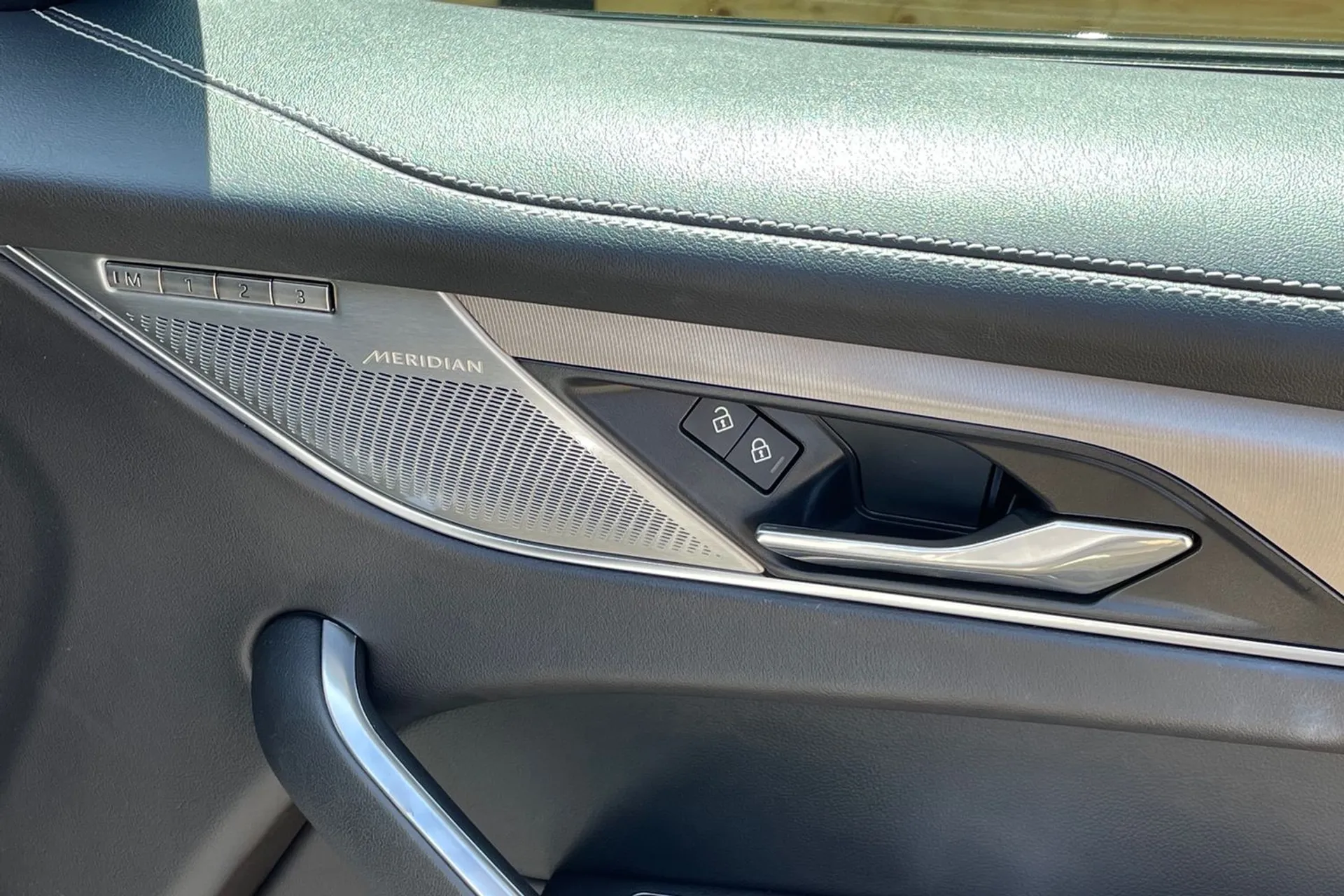 Jaguar F-PACE thumbnail image number 45