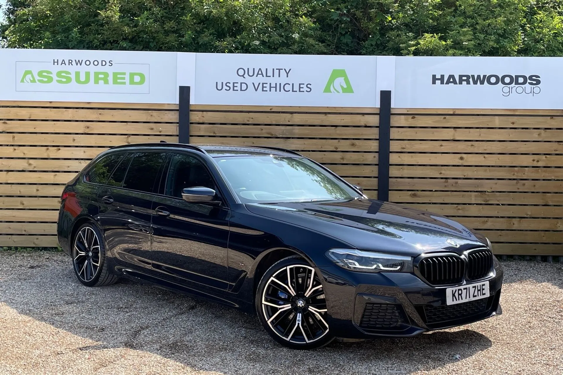 BMW 5 SERIES focused image