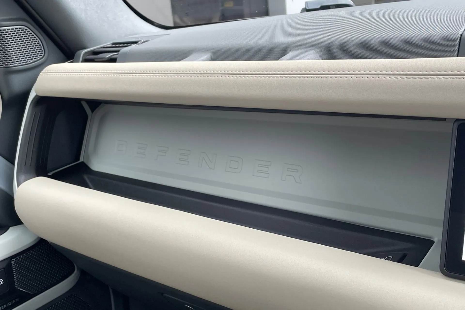 LAND ROVER DEFENDER thumbnail image number 69