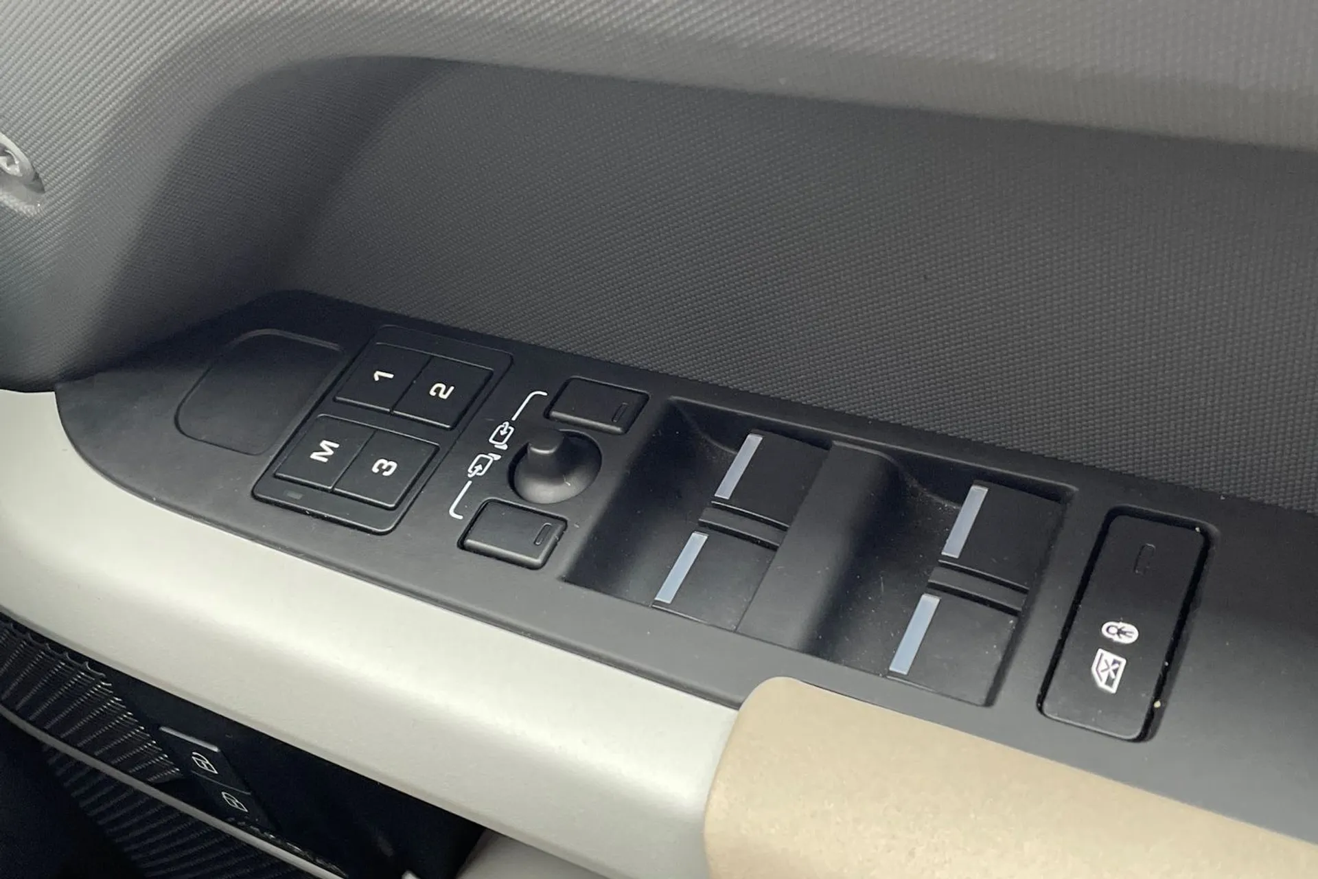 LAND ROVER DEFENDER thumbnail image number 57