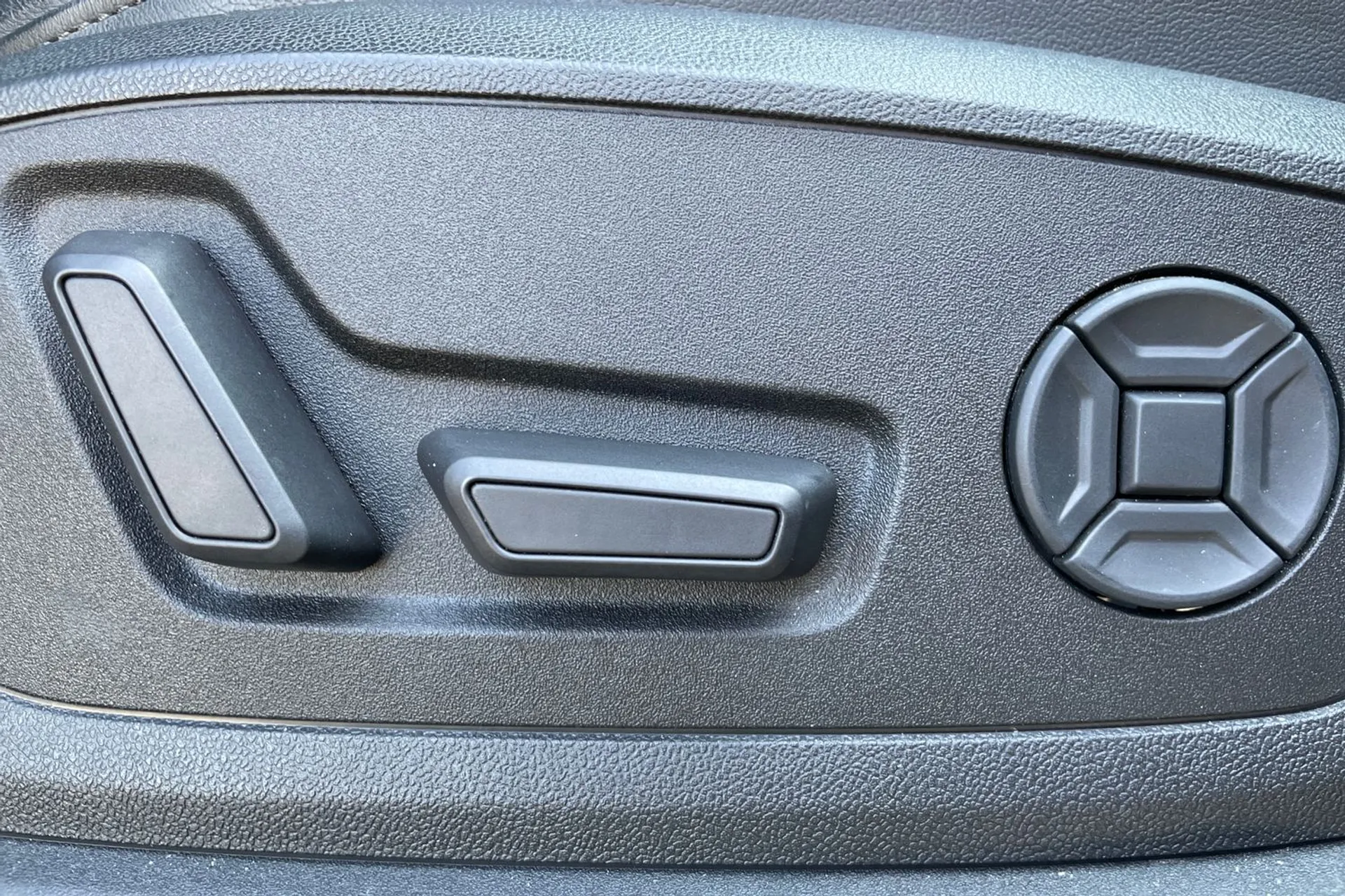 Audi e-tron thumbnail image number 14