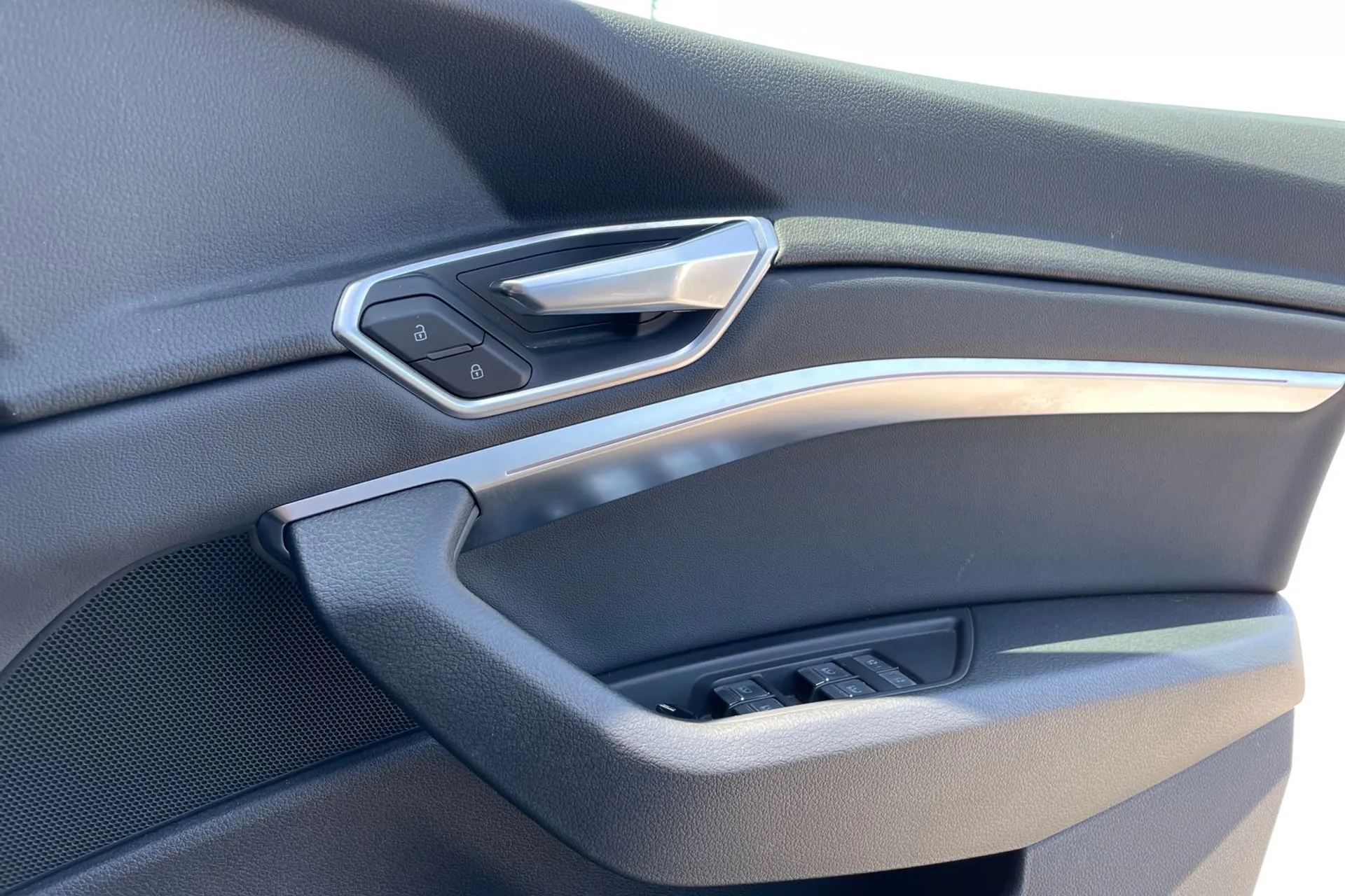 Audi e-tron thumbnail image number 39