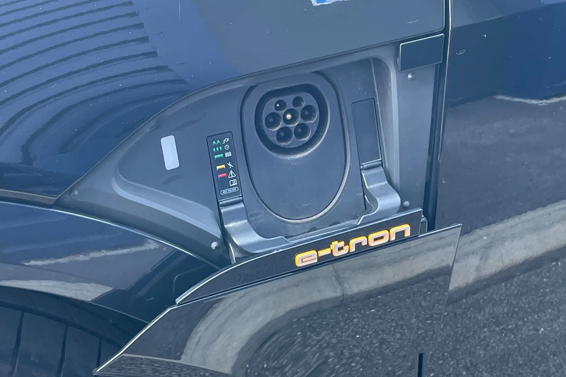 Audi e-tron thumbnail image number 16