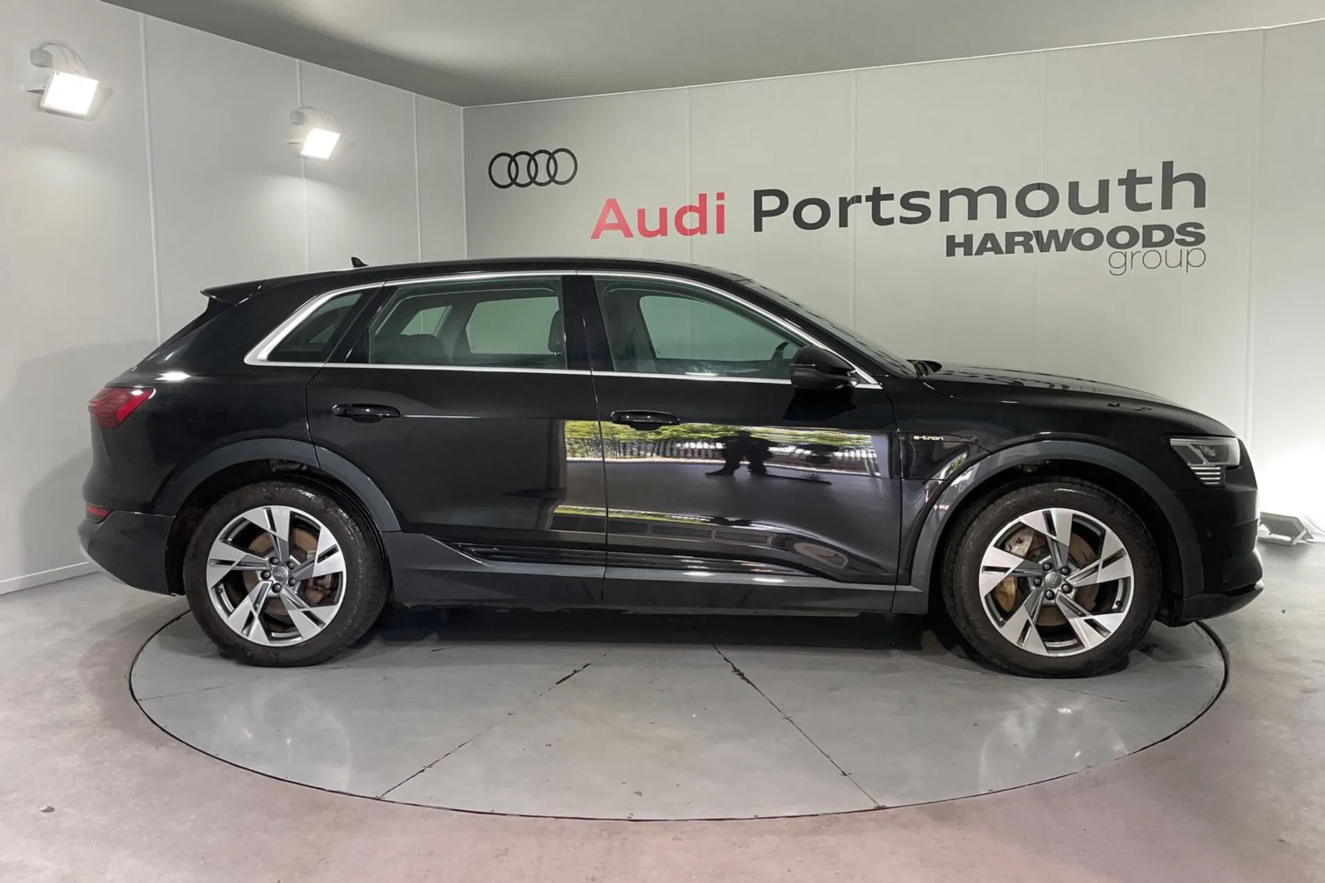 Audi e-tron thumbnail image number 2