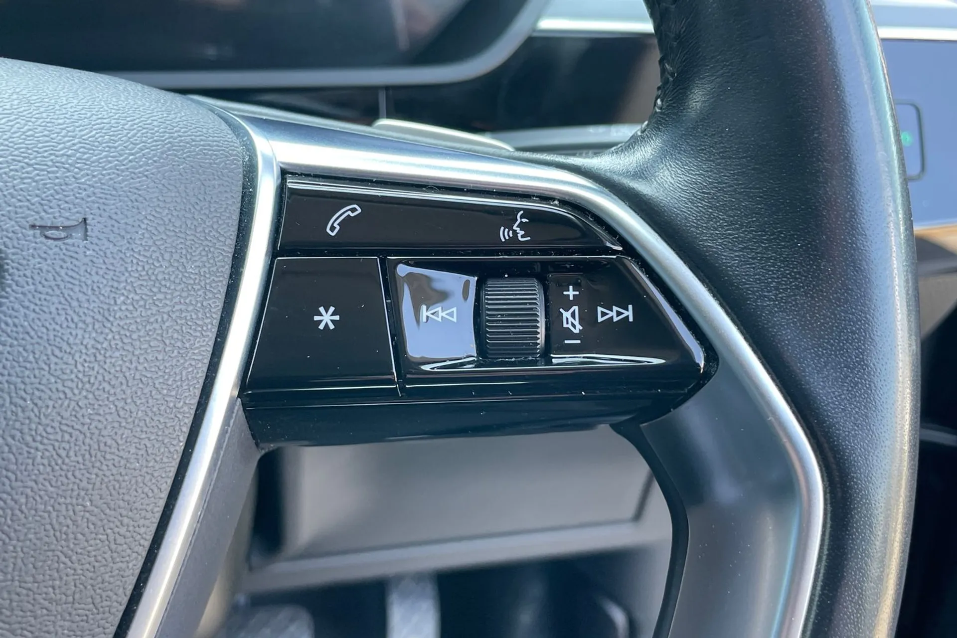 Audi e-tron thumbnail image number 38