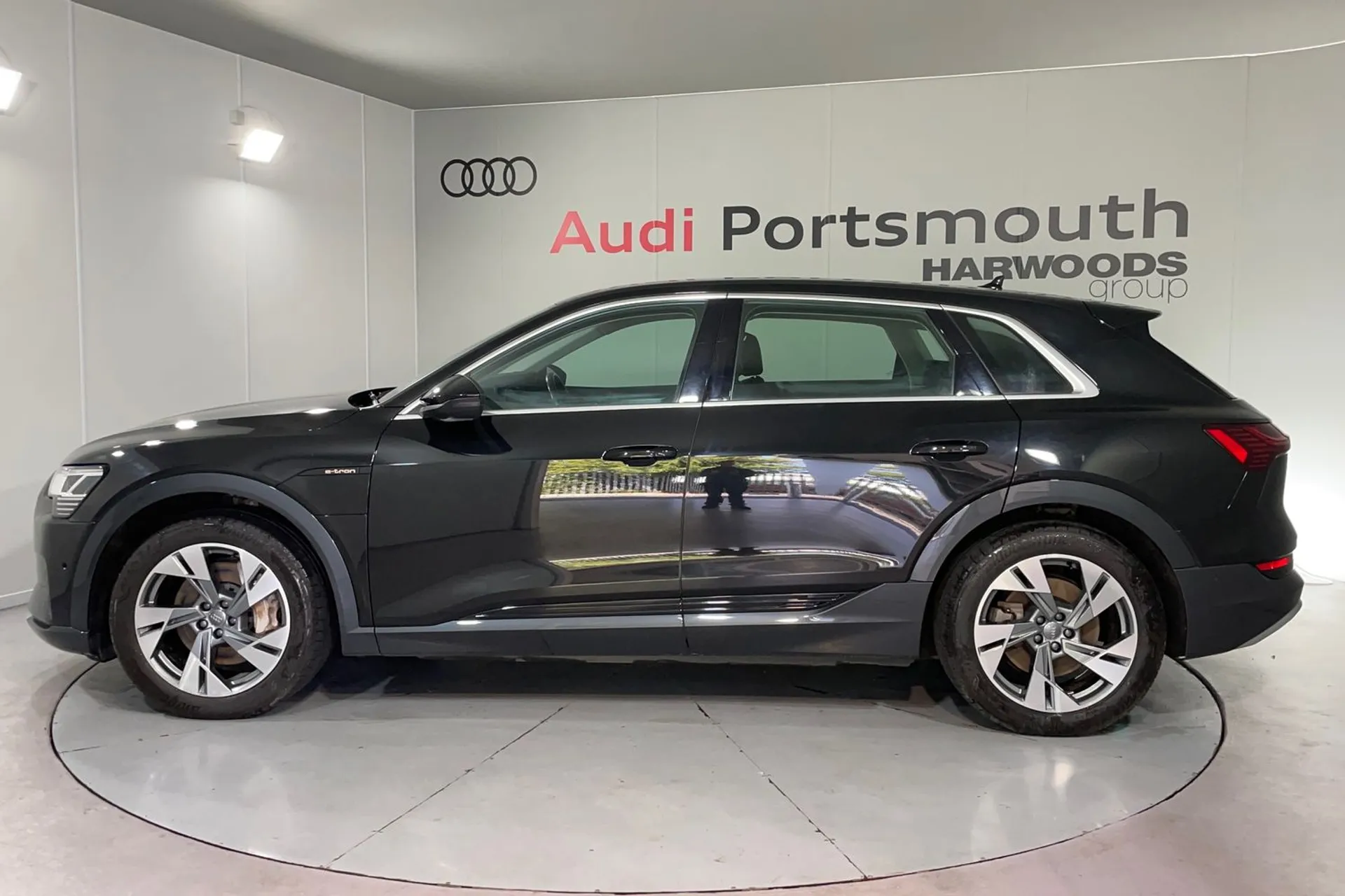 Audi e-tron thumbnail image number 10