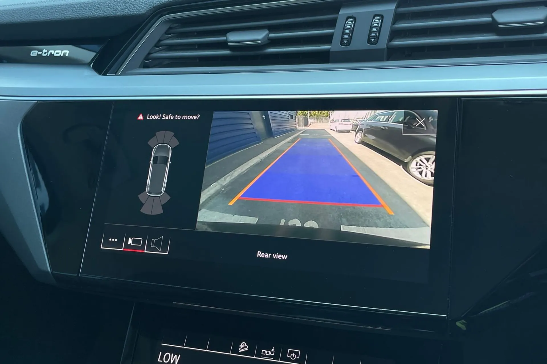 Audi e-tron thumbnail image number 25