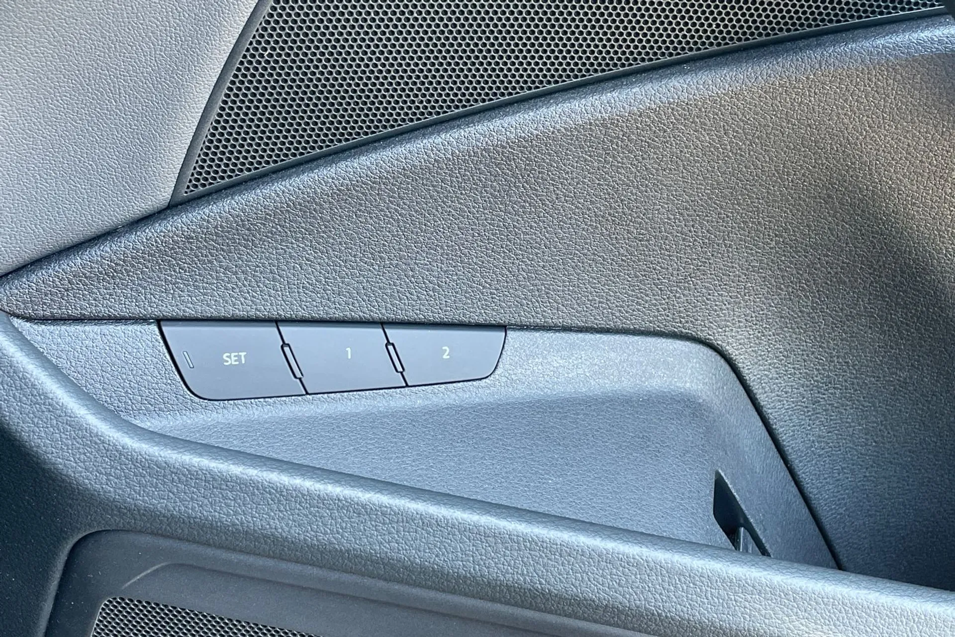 Audi e-tron thumbnail image number 46