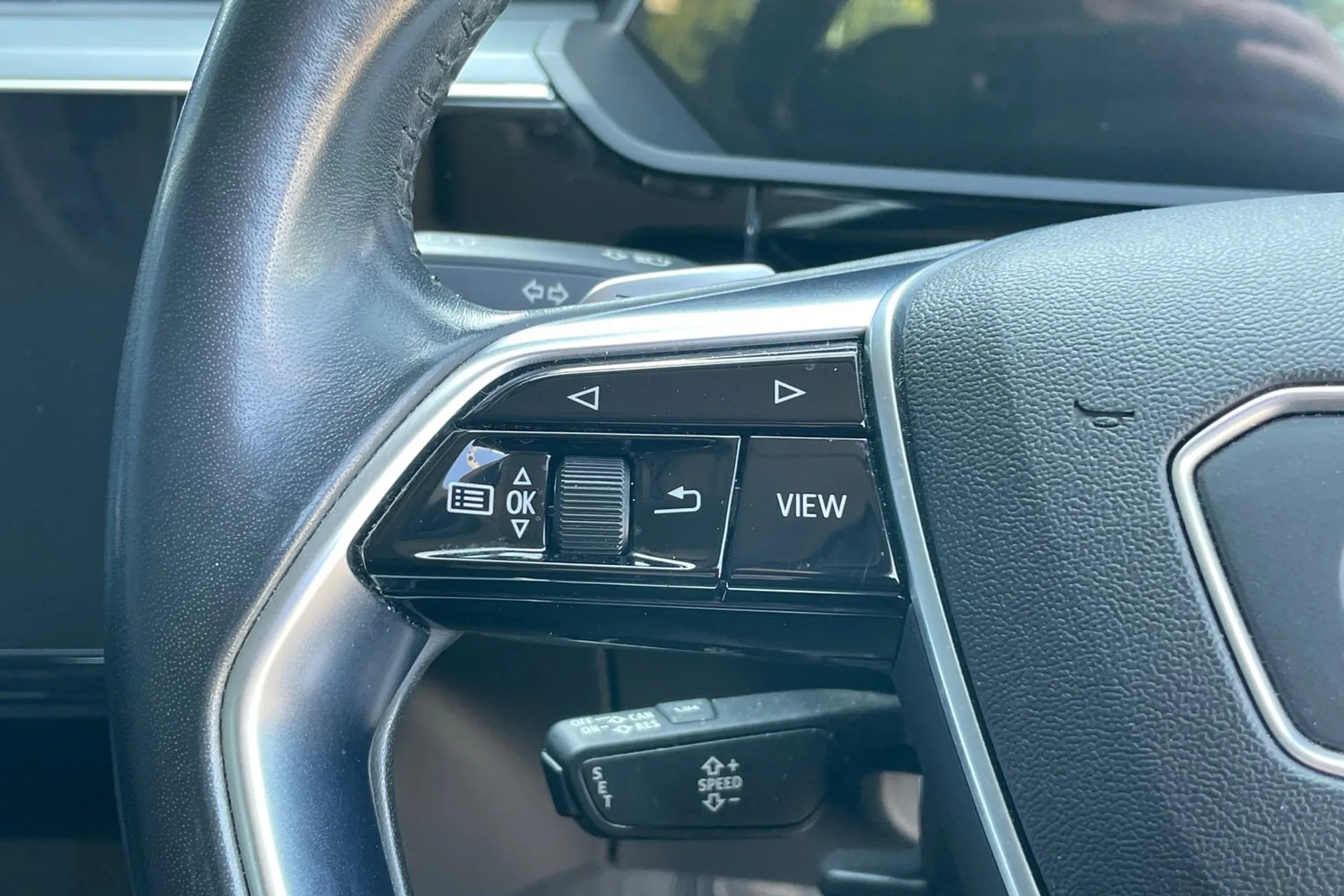 Audi e-tron thumbnail image number 37