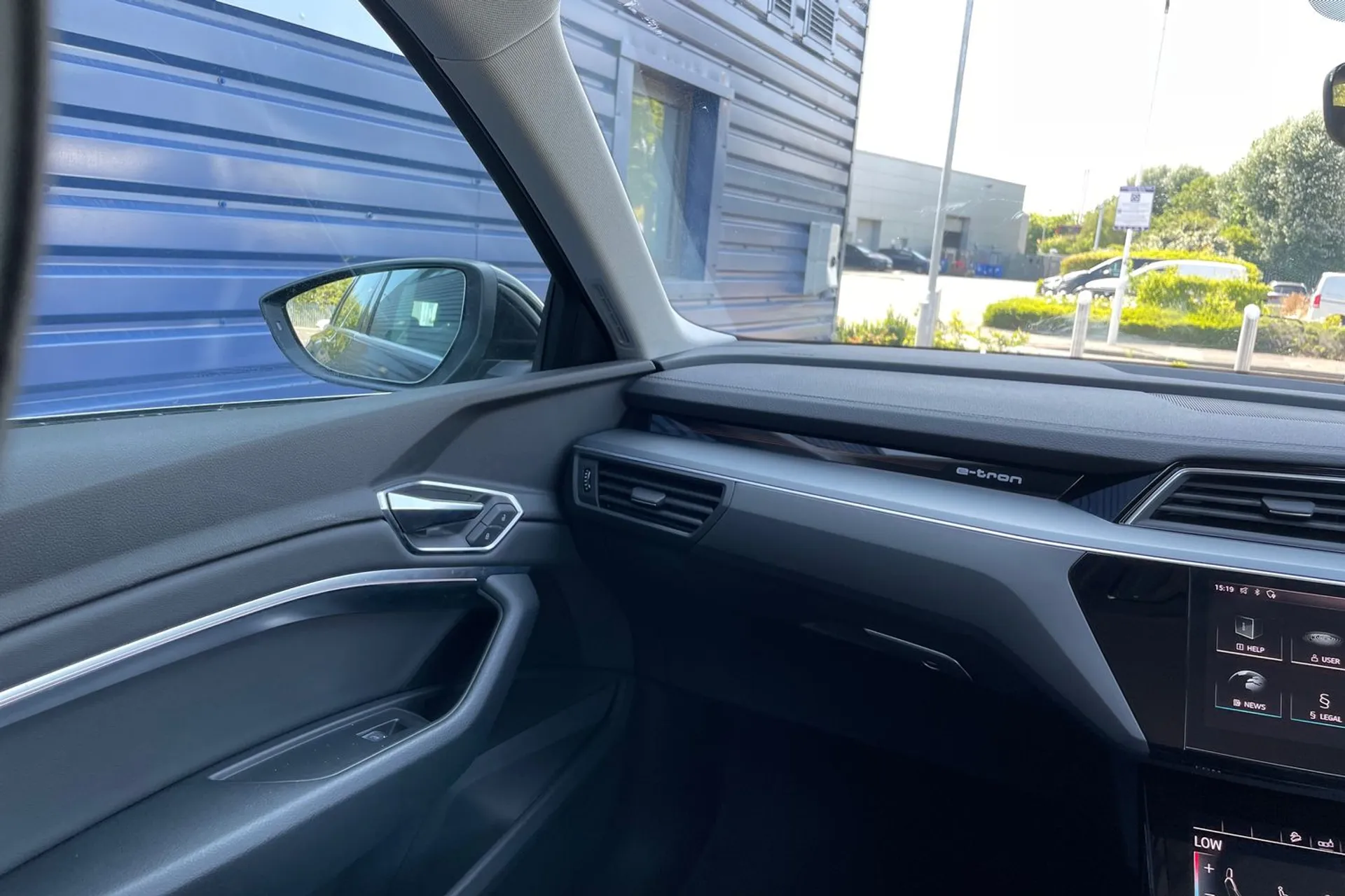 Audi e-tron thumbnail image number 32