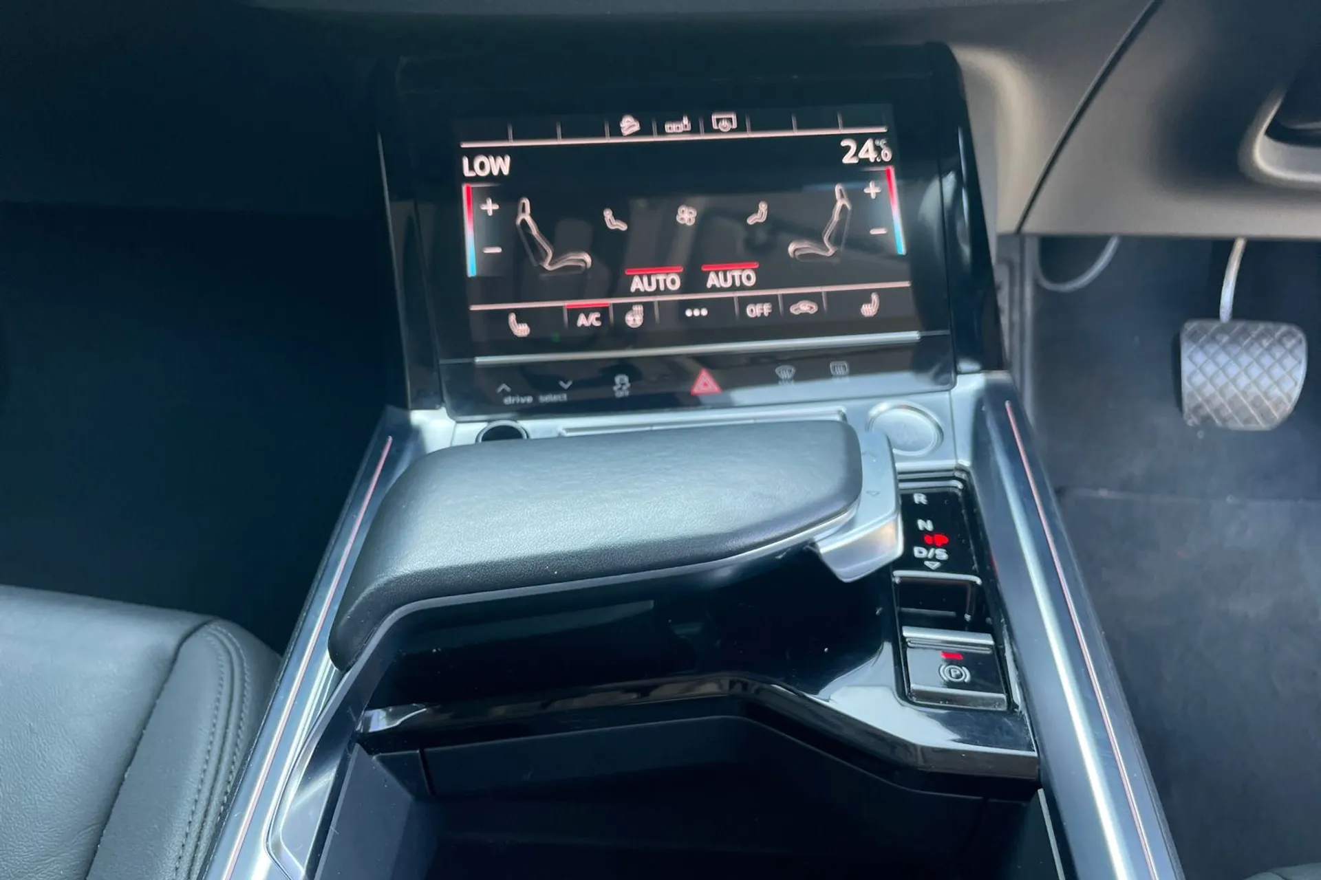 Audi e-tron thumbnail image number 36