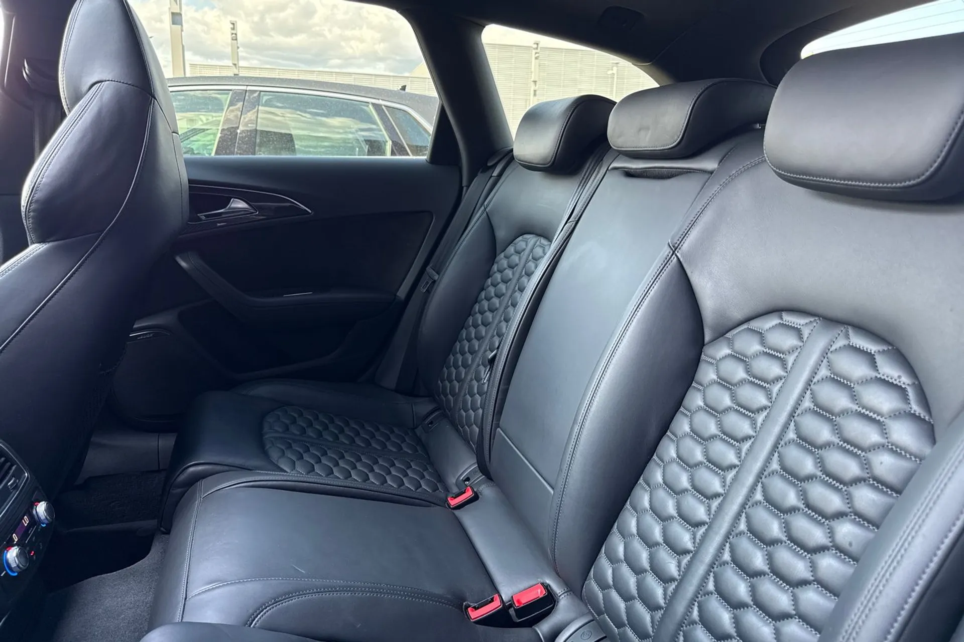 Audi RS6 thumbnail image number 32