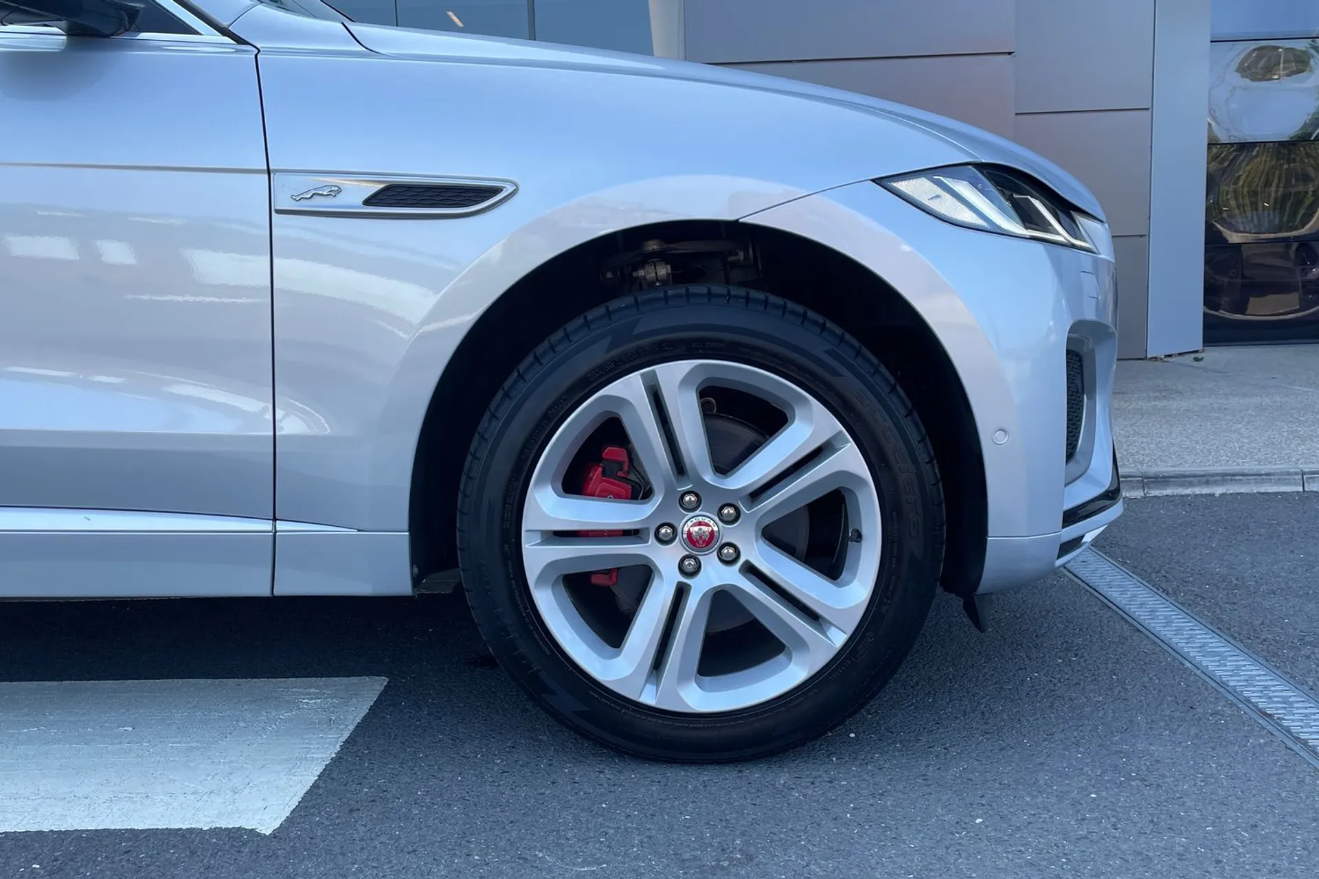 Jaguar F-PACE thumbnail image number 22