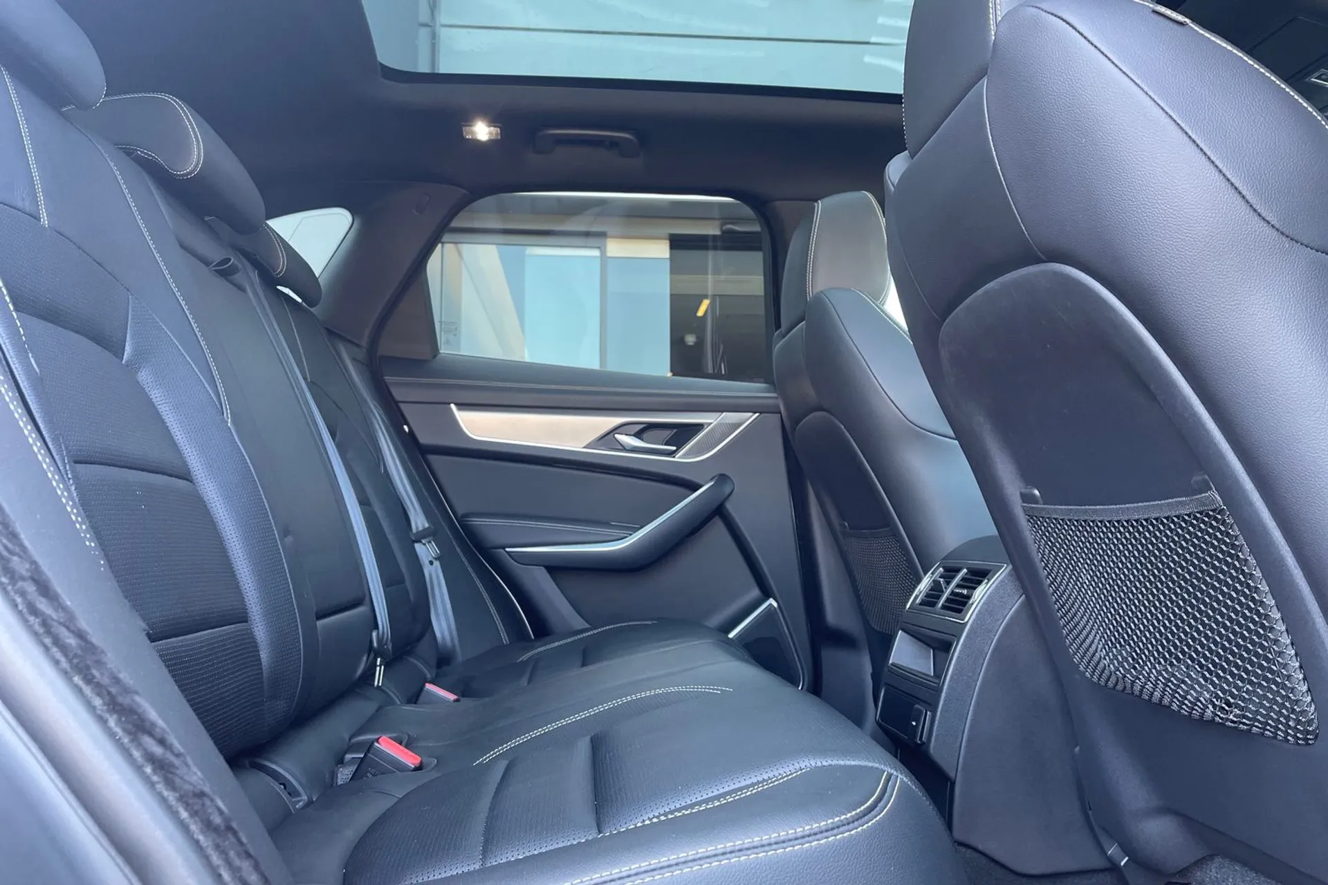 Jaguar F-PACE thumbnail image number 35