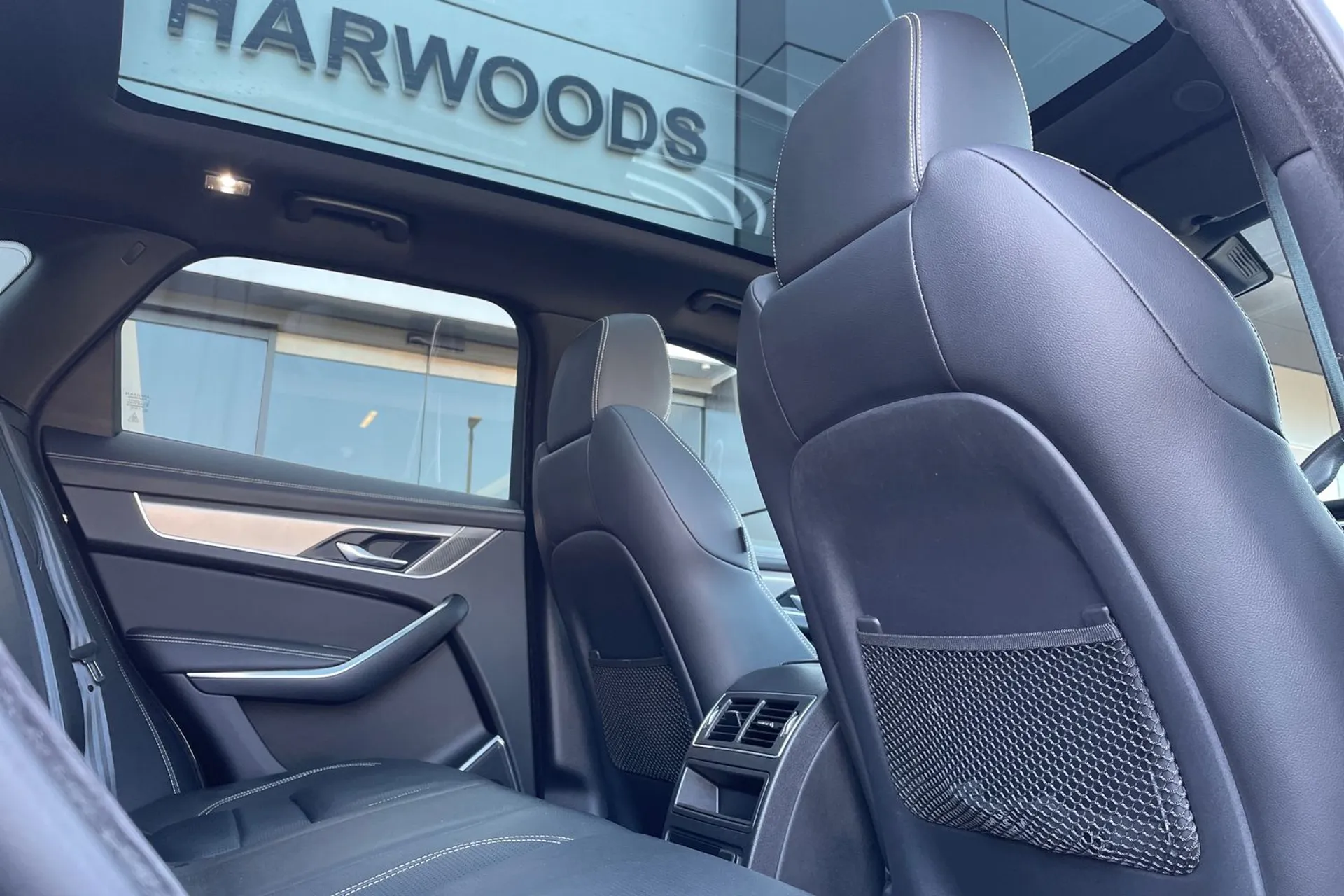 Jaguar F-PACE thumbnail image number 36