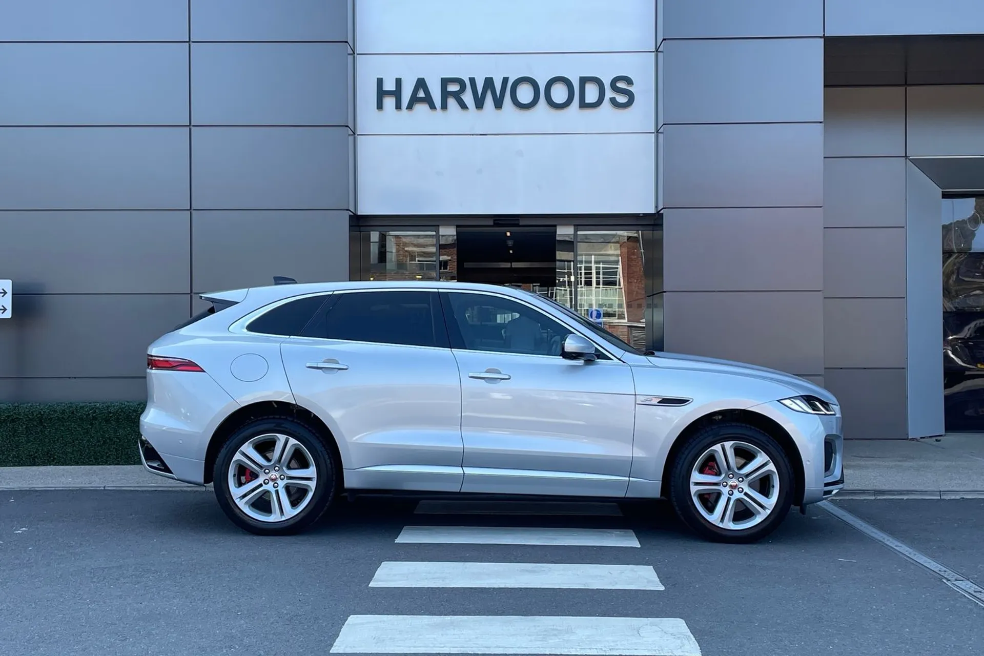 Jaguar F-PACE thumbnail image number 2