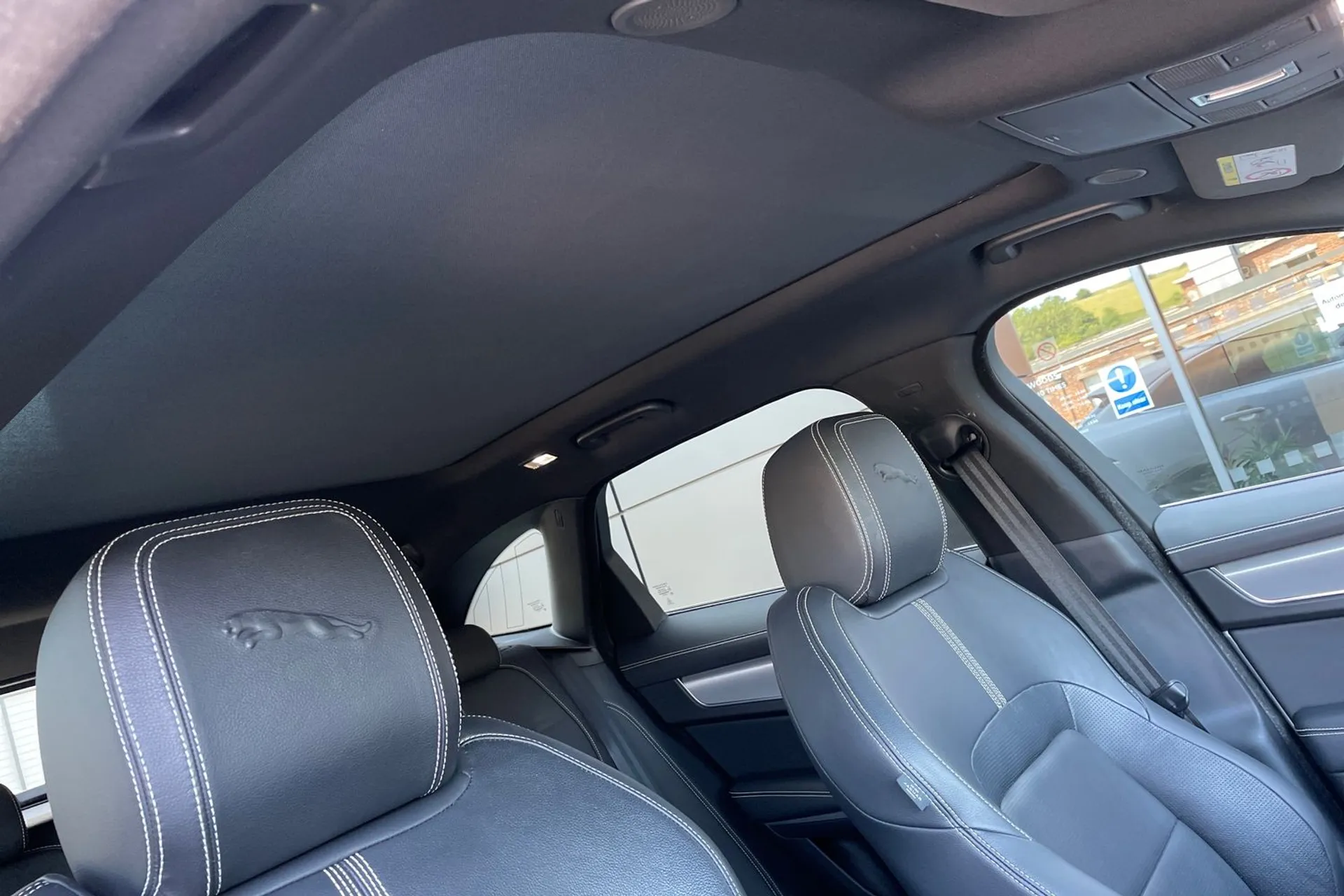Jaguar F-PACE thumbnail image number 12