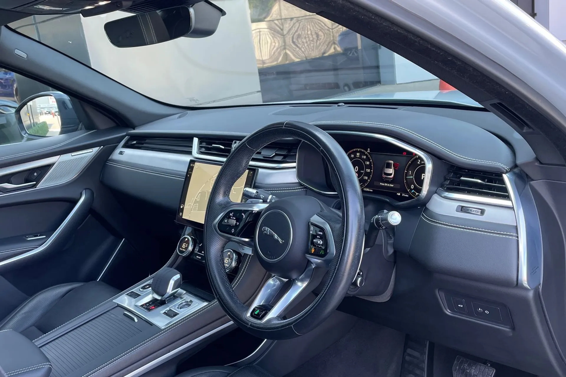 Jaguar F-PACE thumbnail image number 16