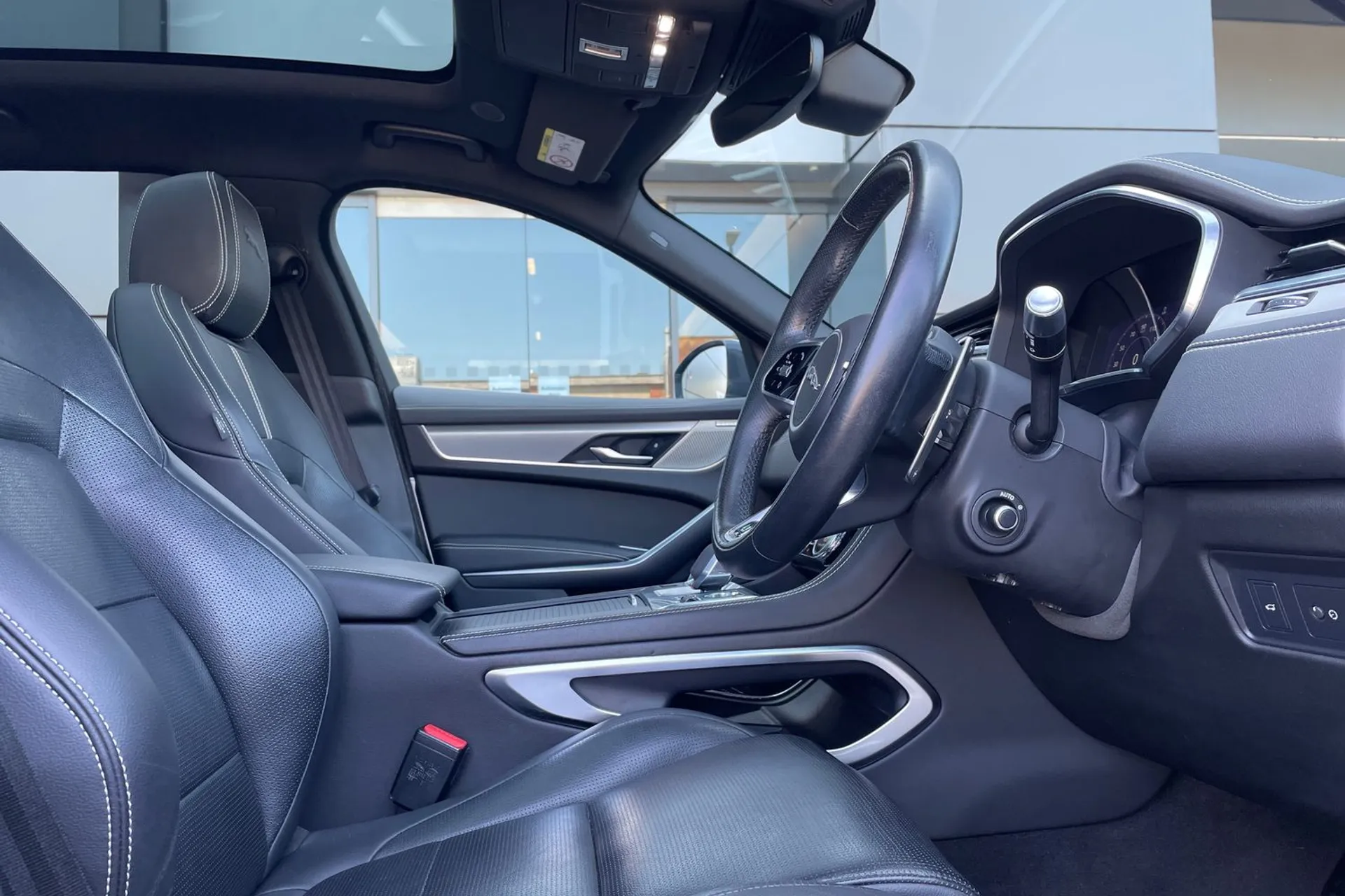 Jaguar F-PACE thumbnail image number 17