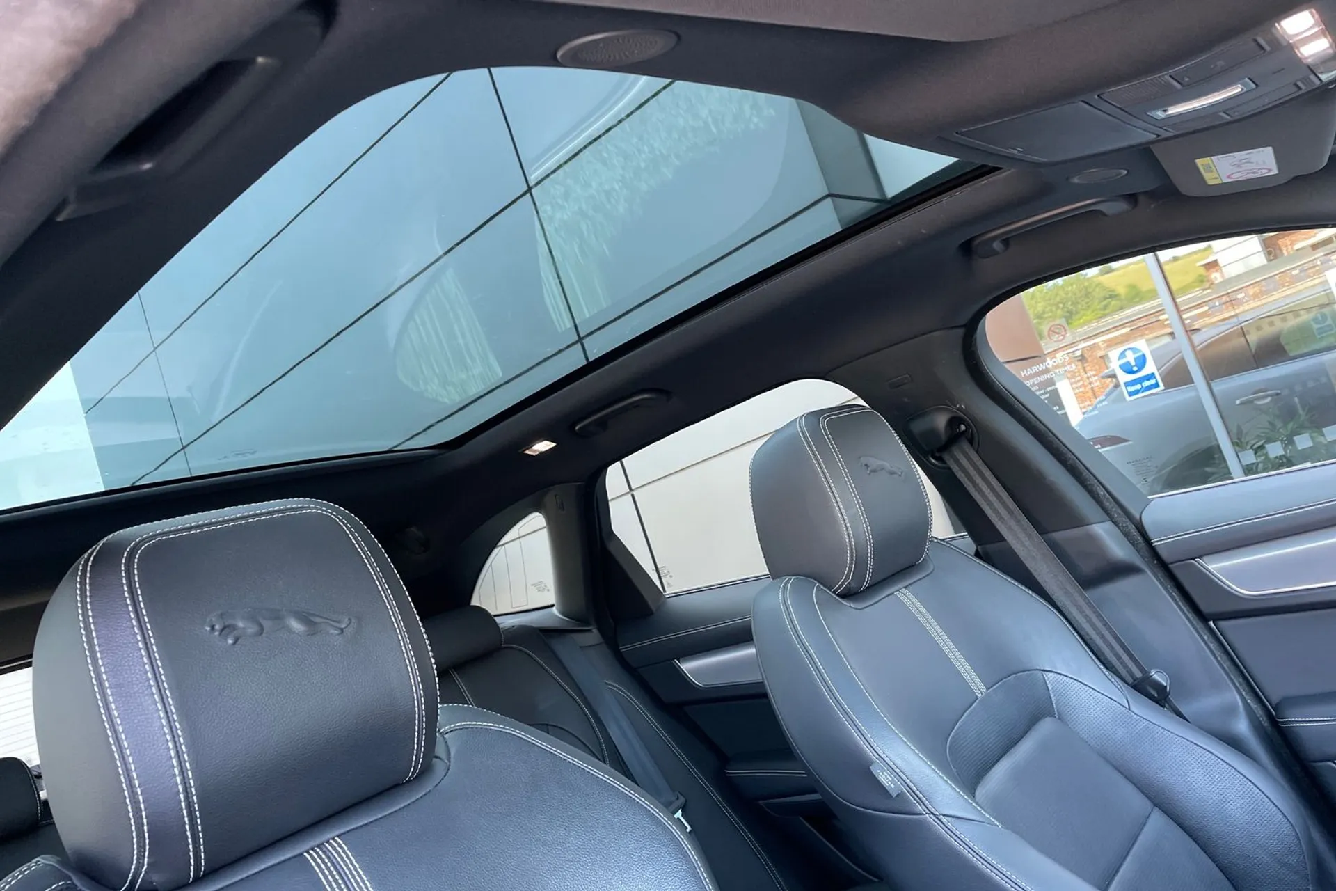 Jaguar F-PACE thumbnail image number 13